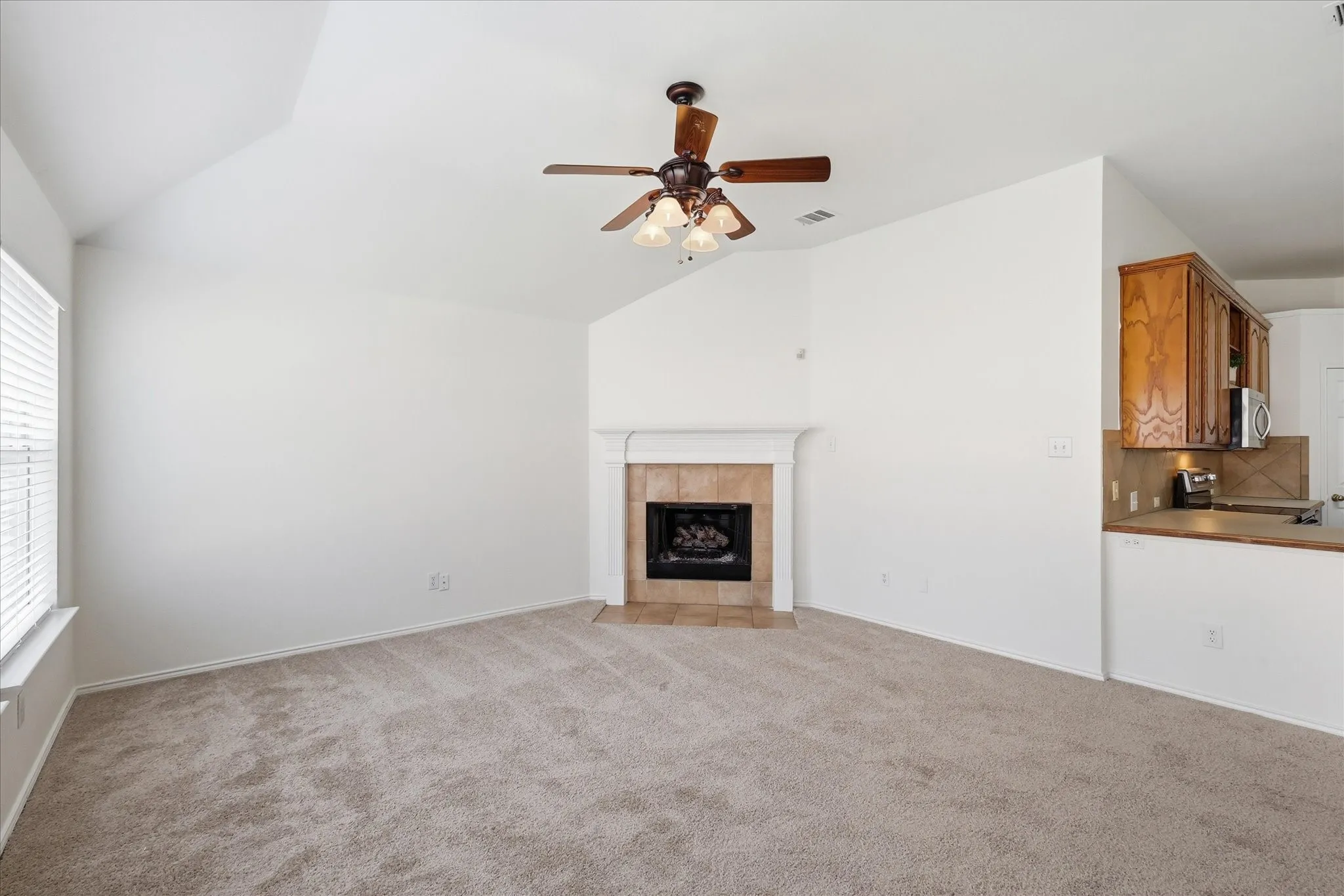 Single Family Residence For Rent in Denton County , 3517 Villanova Drive, Denton, Texas 76210, 4 Bedroom, 2 Bathroom, 2 Garage spaces, 2,017 Sqft, built in 2000, mls#21419610, Real Estate Agent in Denton, Homes For Rent in Denton county, Homes For Rent in Denton, Realtor in Denton Texas, Real Estate Brokerage Independent Realty Texas, Luminita Cordes Realtor