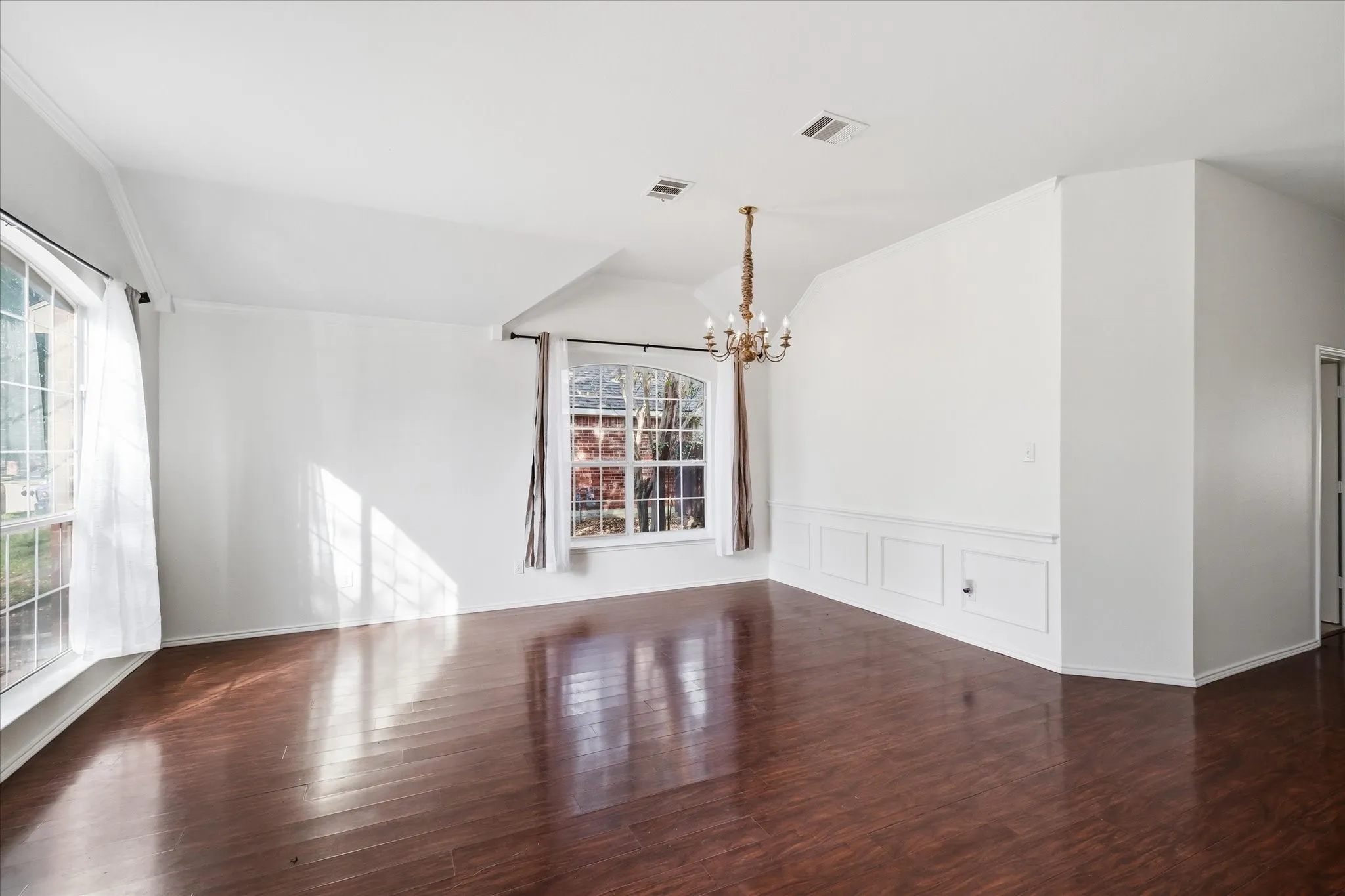 Single Family Residence For Rent in Denton County , 3517 Villanova Drive, Denton, Texas 76210, 4 Bedroom, 2 Bathroom, 2 Garage spaces, 2,017 Sqft, built in 2000, mls#21419610, Real Estate Agent in Denton, Homes For Rent in Denton county, Homes For Rent in Denton, Realtor in Denton Texas, Real Estate Brokerage Independent Realty Texas, Luminita Cordes Realtor