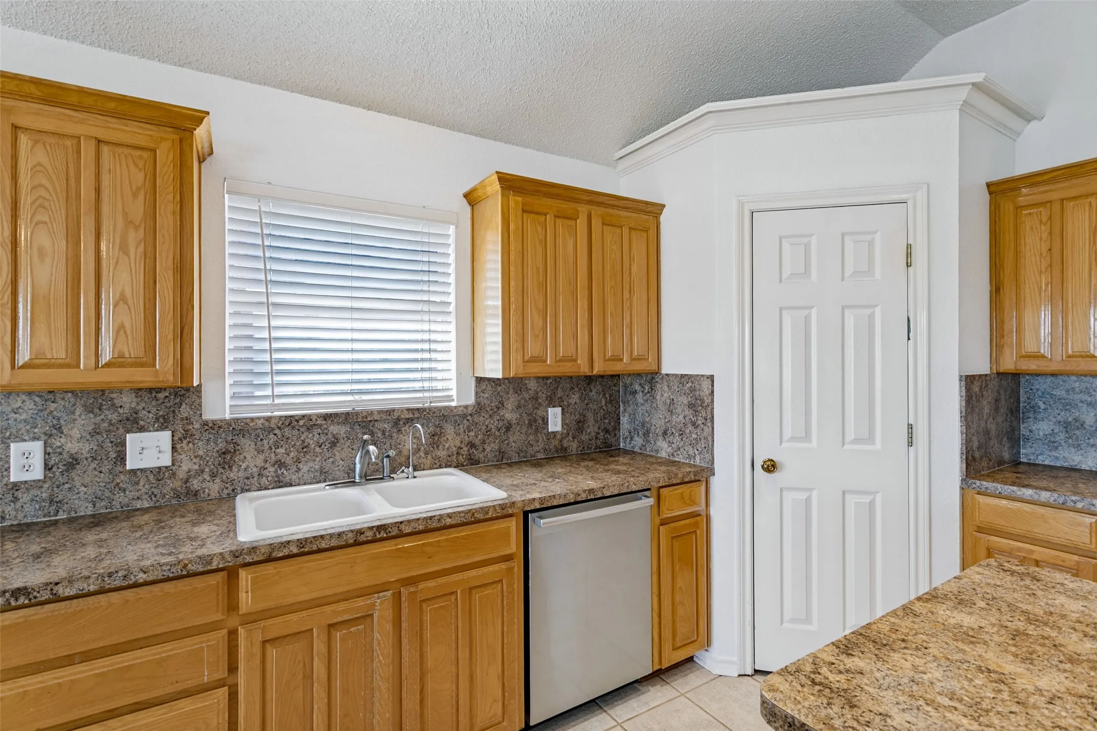 Single Family Residence For Sale in Tarrant County , 10533 Whitestone Ranch Road, Benbrook, Texas 76126, 3 Bedroom, 2 Bathroom, 2 Garage spaces, 1,985 Sqft, built in 2002, mls#21414562, Real Estate Agent in Benbrook, Homes For Sale in Tarrant county, Homes For Sale in Benbrook, Realtor in Benbrook Texas, Real Estate Brokerage Independent Realty Texas, Luminita Cordes Realtor