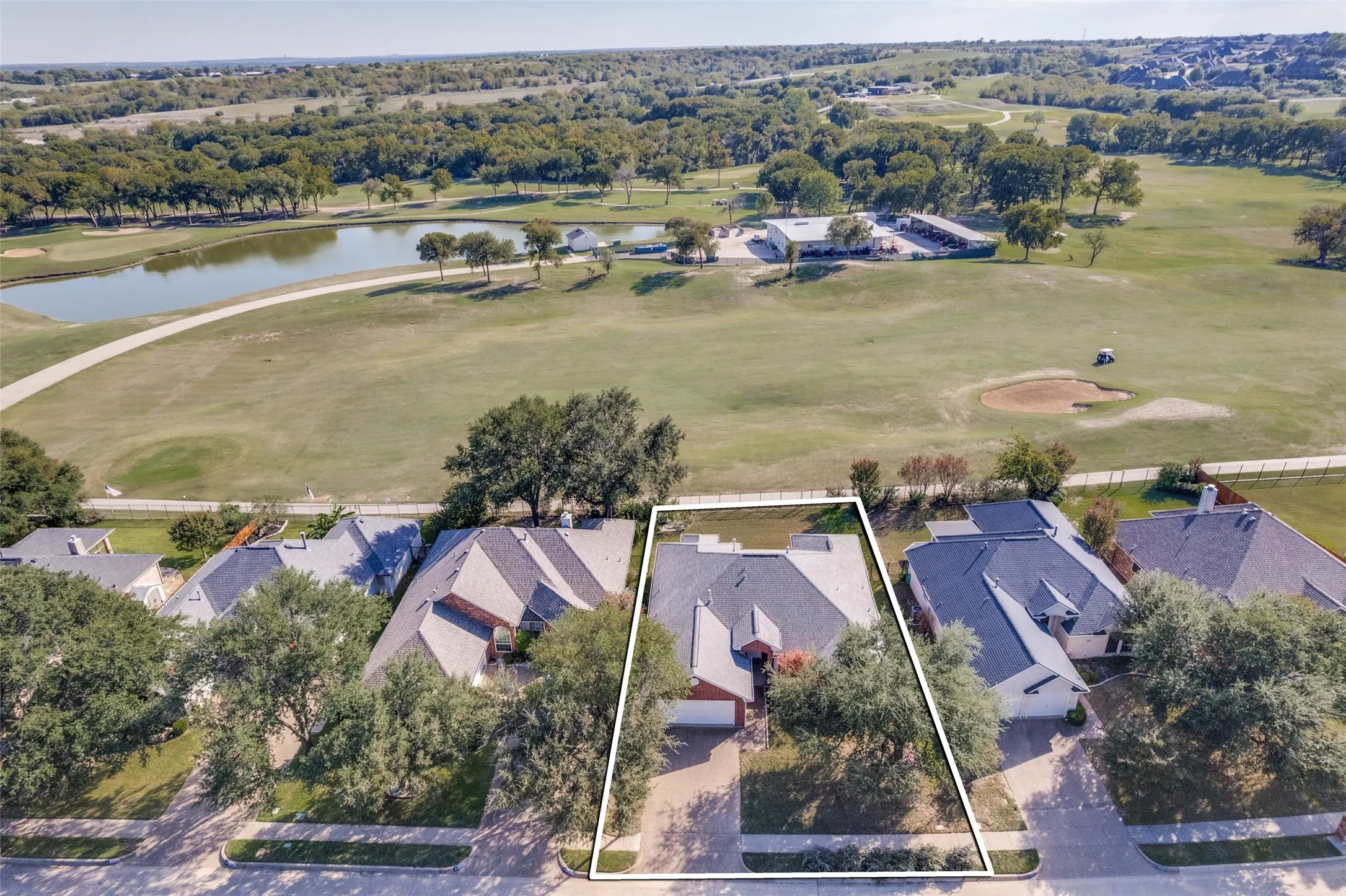 Single Family Residence For Sale in Tarrant County , 10533 Whitestone Ranch Road, Benbrook, Texas 76126, 3 Bedroom, 2 Bathroom, 2 Garage spaces, 1,985 Sqft, built in 2002, mls#21414562, Real Estate Agent in Benbrook, Homes For Sale in Tarrant county, Homes For Sale in Benbrook, Realtor in Benbrook Texas, Real Estate Brokerage Independent Realty Texas, Luminita Cordes Realtor