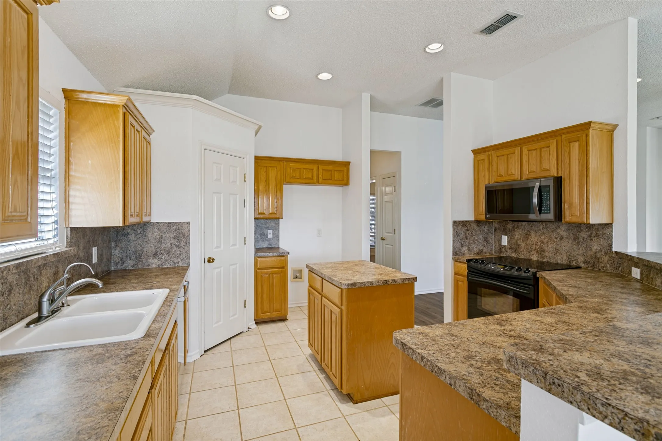 Single Family Residence For Sale in Tarrant County , 10533 Whitestone Ranch Road, Benbrook, Texas 76126, 3 Bedroom, 2 Bathroom, 2 Garage spaces, 1,985 Sqft, built in 2002, mls#21414562, Real Estate Agent in Benbrook, Homes For Sale in Tarrant county, Homes For Sale in Benbrook, Realtor in Benbrook Texas, Real Estate Brokerage Independent Realty Texas, Luminita Cordes Realtor