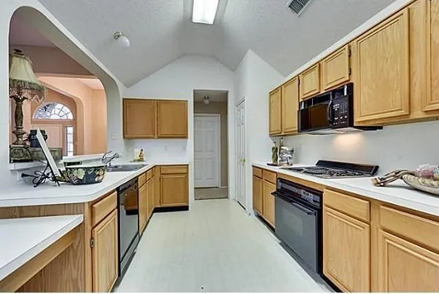 Single Family Residence For Rent in Tarrant County , 214 E Lynn Creek Drive E, Arlington, Texas 76002, 3 Bedroom, 2 Bathroom, 2 Garage spaces, 1,685 Sqft, built in 1994, mls#21419732, Real Estate Agent in Arlington, Homes For Rent in Tarrant county, Homes For Rent in Arlington, Realtor in Arlington Texas, Real Estate Brokerage Independent Realty Texas, Luminita Cordes Realtor