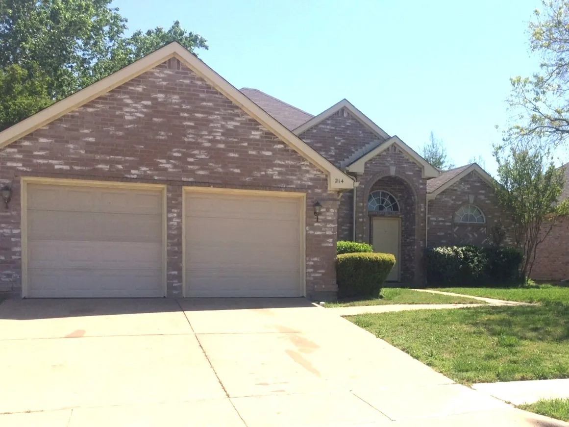 Single Family Residence For Rent in Tarrant County , 214 E Lynn Creek Drive E, Arlington, Texas 76002, 3 Bedroom, 2 Bathroom, 2 Garage spaces, 1,685 Sqft, built in 1994, mls#21419732, Real Estate Agent in Arlington, Homes For Rent in Tarrant county, Homes For Rent in Arlington, Realtor in Arlington Texas, Real Estate Brokerage Independent Realty Texas, Luminita Cordes Realtor