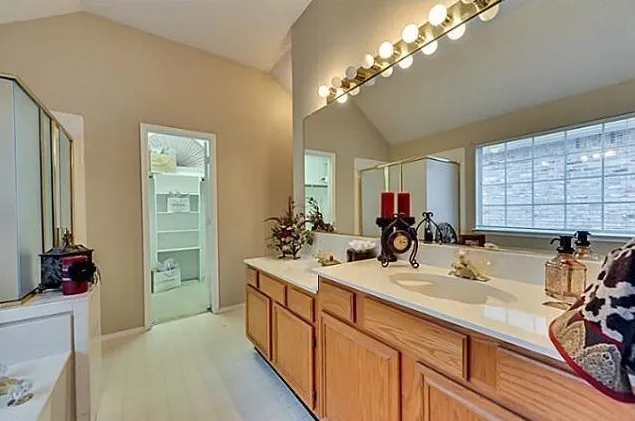 Single Family Residence For Rent in Tarrant County , 214 E Lynn Creek Drive E, Arlington, Texas 76002, 3 Bedroom, 2 Bathroom, 2 Garage spaces, 1,685 Sqft, built in 1994, mls#21419732, Real Estate Agent in Arlington, Homes For Rent in Tarrant county, Homes For Rent in Arlington, Realtor in Arlington Texas, Real Estate Brokerage Independent Realty Texas, Luminita Cordes Realtor