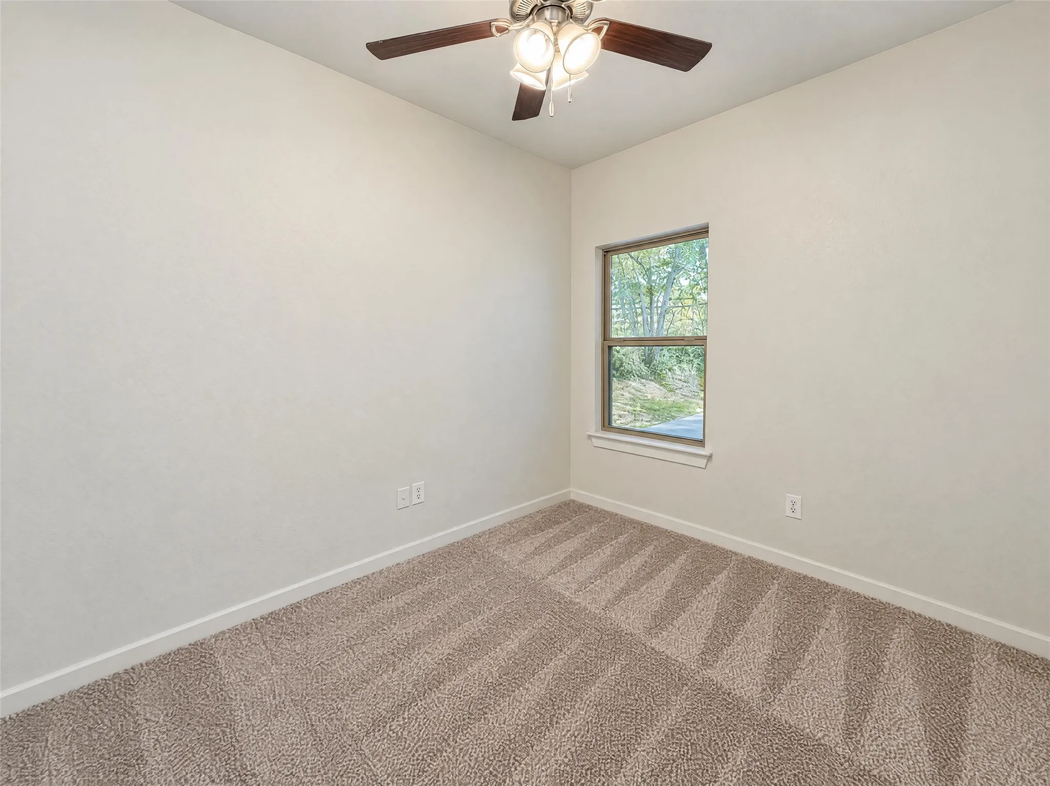 Single Family Residence For Sale in Johnson County , 186 S Preston Street, Alvarado, Texas 76009, 3 Bedroom, 2 Bathroom, 2 Garage spaces, 1,351 Sqft, built in 2019, mls#21419626, Real Estate Agent in Alvarado, Homes For Sale in Johnson county, Homes For Sale in Alvarado, Realtor in Alvarado Texas, Real Estate Brokerage Independent Realty Texas, Luminita Cordes Realtor