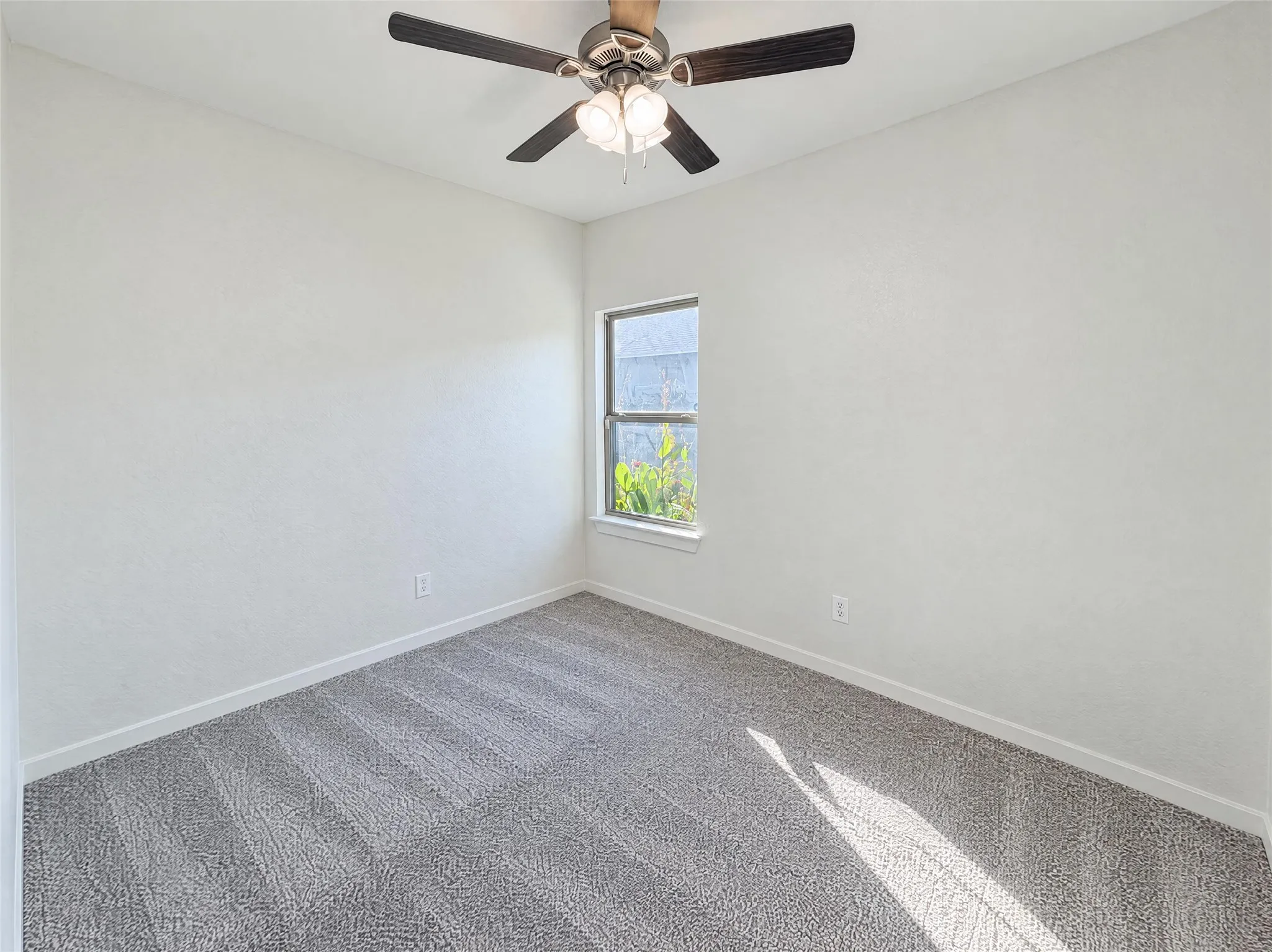 Single Family Residence For Sale in Johnson County , 186 S Preston Street, Alvarado, Texas 76009, 3 Bedroom, 2 Bathroom, 2 Garage spaces, 1,351 Sqft, built in 2019, mls#21419626, Real Estate Agent in Alvarado, Homes For Sale in Johnson county, Homes For Sale in Alvarado, Realtor in Alvarado Texas, Real Estate Brokerage Independent Realty Texas, Luminita Cordes Realtor