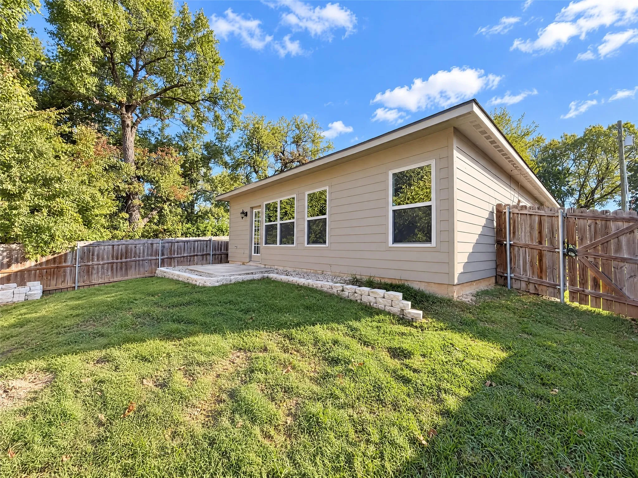Single Family Residence For Sale in Johnson County , 186 S Preston Street, Alvarado, Texas 76009, 3 Bedroom, 2 Bathroom, 2 Garage spaces, 1,351 Sqft, built in 2019, mls#21419626, Real Estate Agent in Alvarado, Homes For Sale in Johnson county, Homes For Sale in Alvarado, Realtor in Alvarado Texas, Real Estate Brokerage Independent Realty Texas, Luminita Cordes Realtor