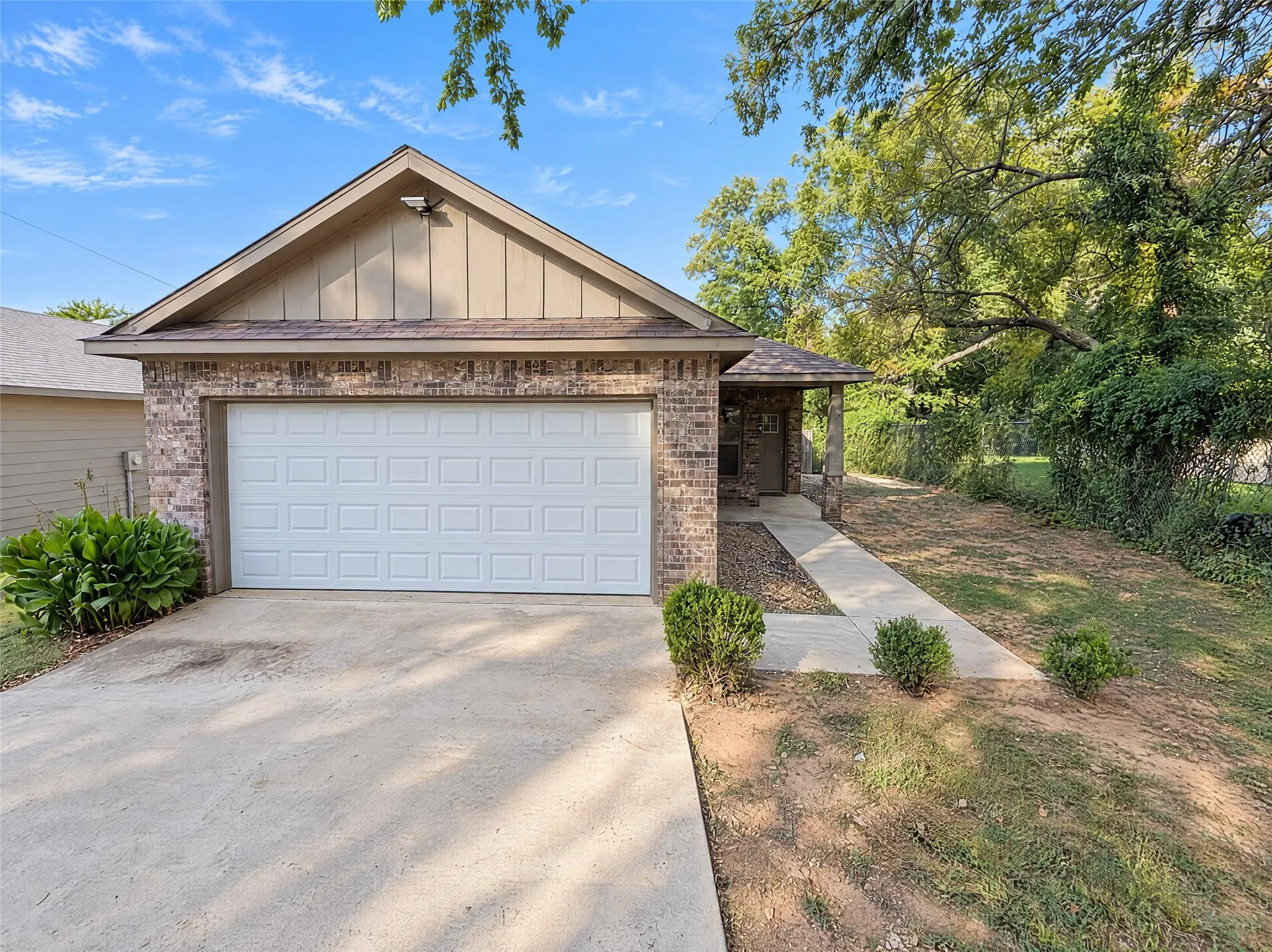 Single Family Residence For Sale in Johnson County , 186 S Preston Street, Alvarado, Texas 76009, 3 Bedroom, 2 Bathroom, 2 Garage spaces, 1,351 Sqft, built in 2019, mls#21419626, Real Estate Agent in Alvarado, Homes For Sale in Johnson county, Homes For Sale in Alvarado, Realtor in Alvarado Texas, Real Estate Brokerage Independent Realty Texas, Luminita Cordes Realtor