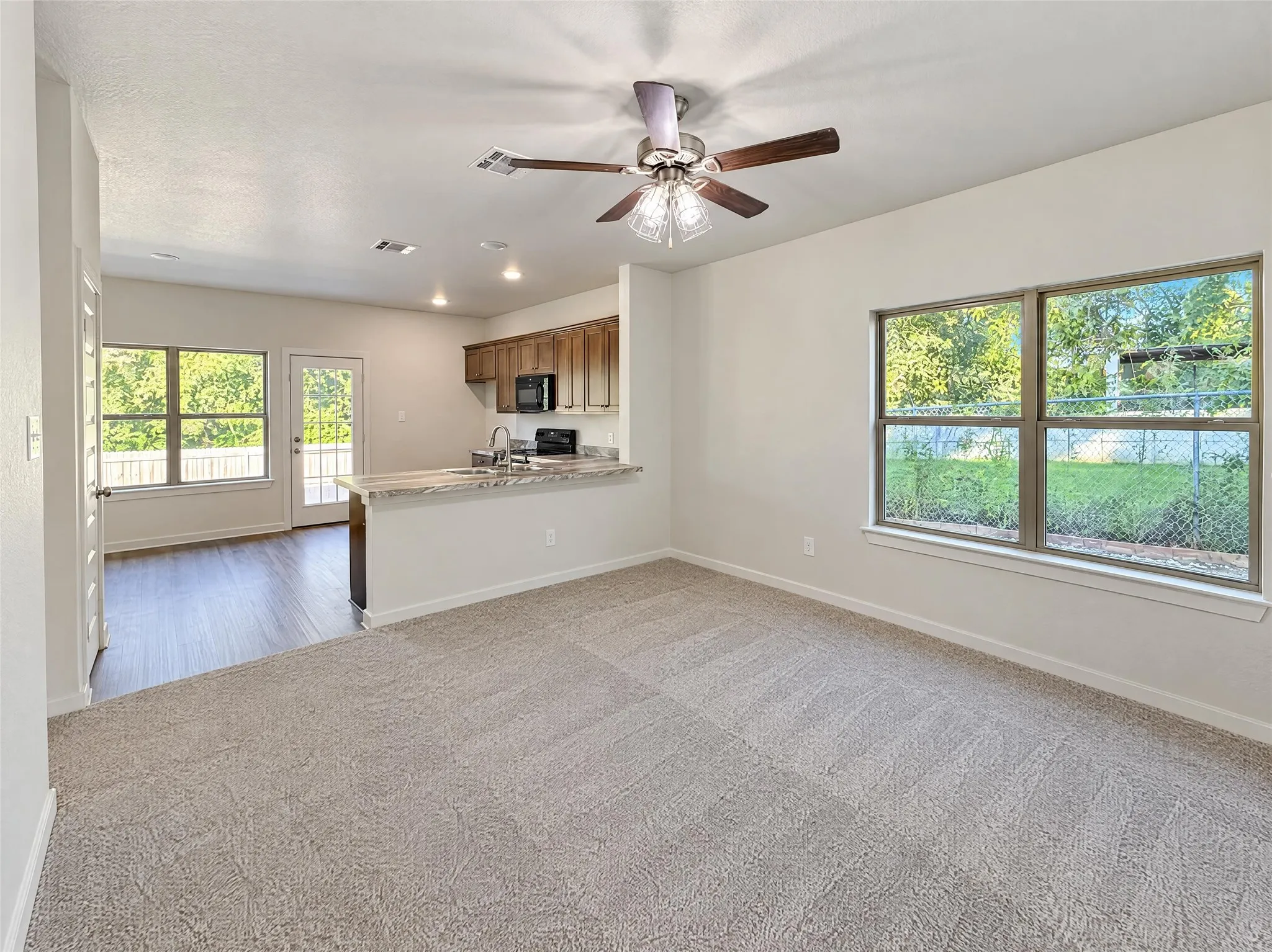 Single Family Residence For Sale in Johnson County , 186 S Preston Street, Alvarado, Texas 76009, 3 Bedroom, 2 Bathroom, 2 Garage spaces, 1,351 Sqft, built in 2019, mls#21419626, Real Estate Agent in Alvarado, Homes For Sale in Johnson county, Homes For Sale in Alvarado, Realtor in Alvarado Texas, Real Estate Brokerage Independent Realty Texas, Luminita Cordes Realtor
