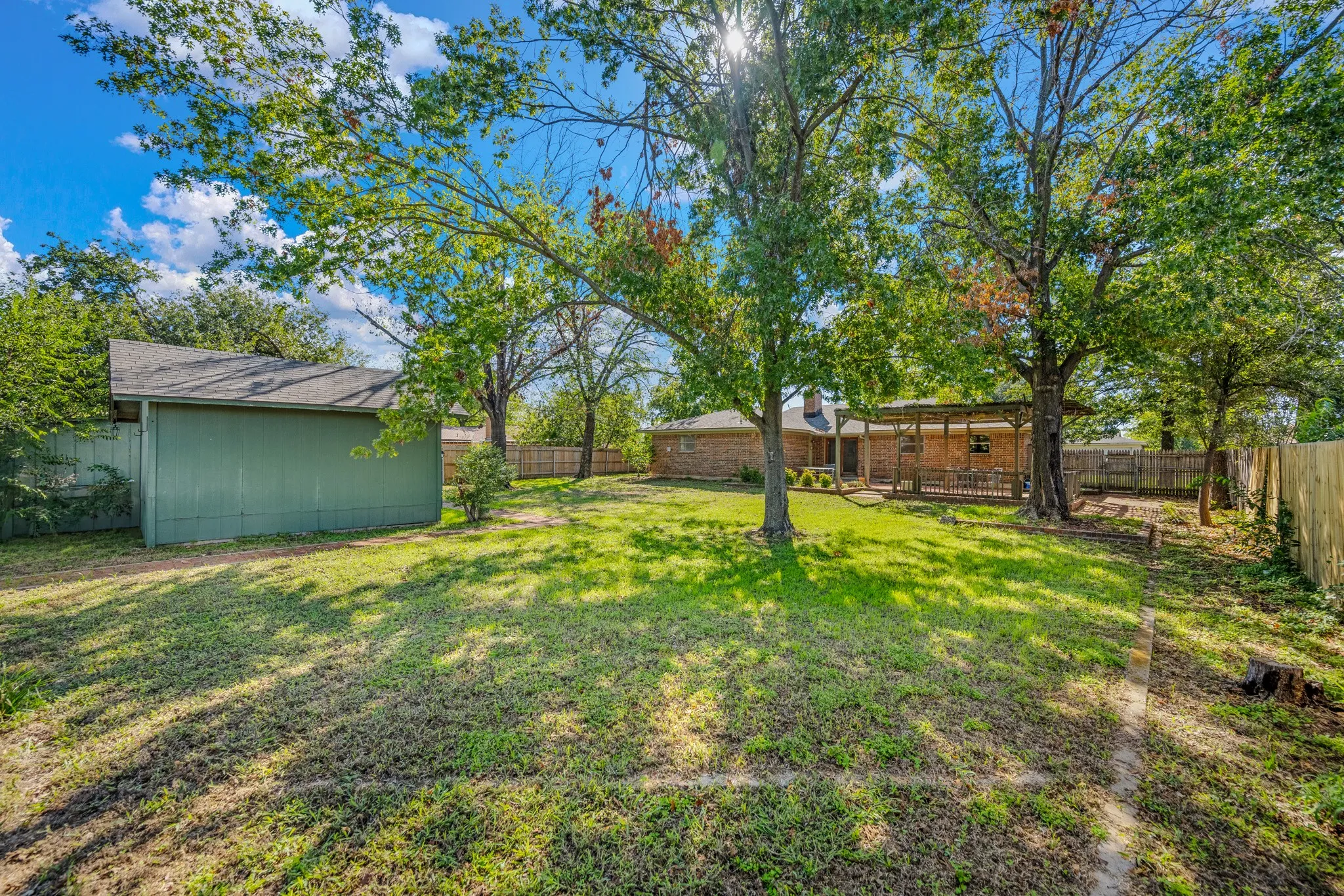 Single Family Residence For Sale in Parker County , 1703 Lamar Street, Mineral Wells, Texas 76067, 3 Bedroom, 2 Bathroom, 2 Garage spaces, 1,835 Sqft, built in 1968, mls#21418603, Real Estate Agent in Mineral Wells, Homes For Sale in Parker county, Homes For Sale in Mineral Wells, Realtor in Mineral Wells Texas, Real Estate Brokerage Independent Realty Texas, Luminita Cordes Realtor