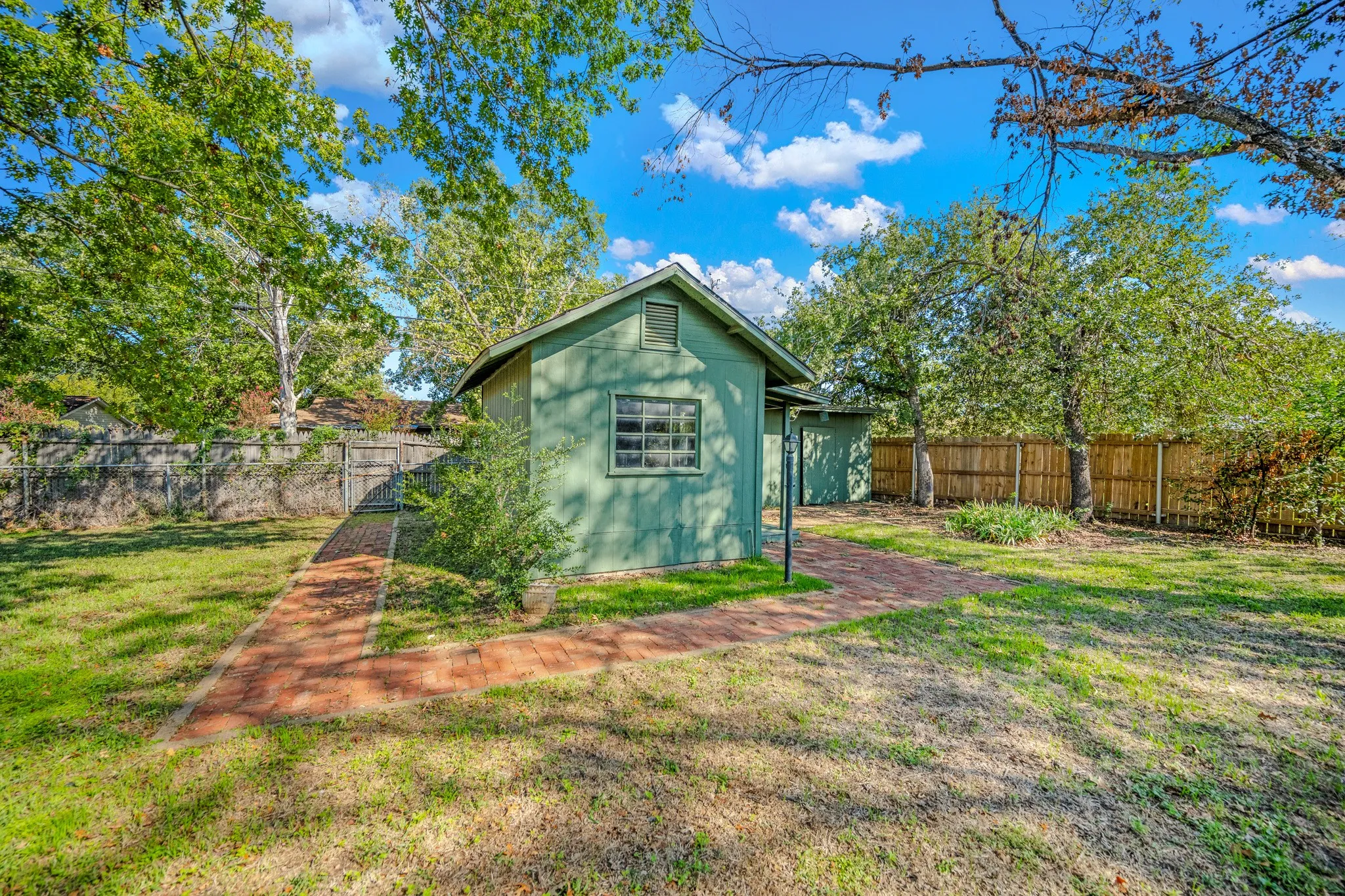 Single Family Residence For Sale in Parker County , 1703 Lamar Street, Mineral Wells, Texas 76067, 3 Bedroom, 2 Bathroom, 2 Garage spaces, 1,835 Sqft, built in 1968, mls#21418603, Real Estate Agent in Mineral Wells, Homes For Sale in Parker county, Homes For Sale in Mineral Wells, Realtor in Mineral Wells Texas, Real Estate Brokerage Independent Realty Texas, Luminita Cordes Realtor