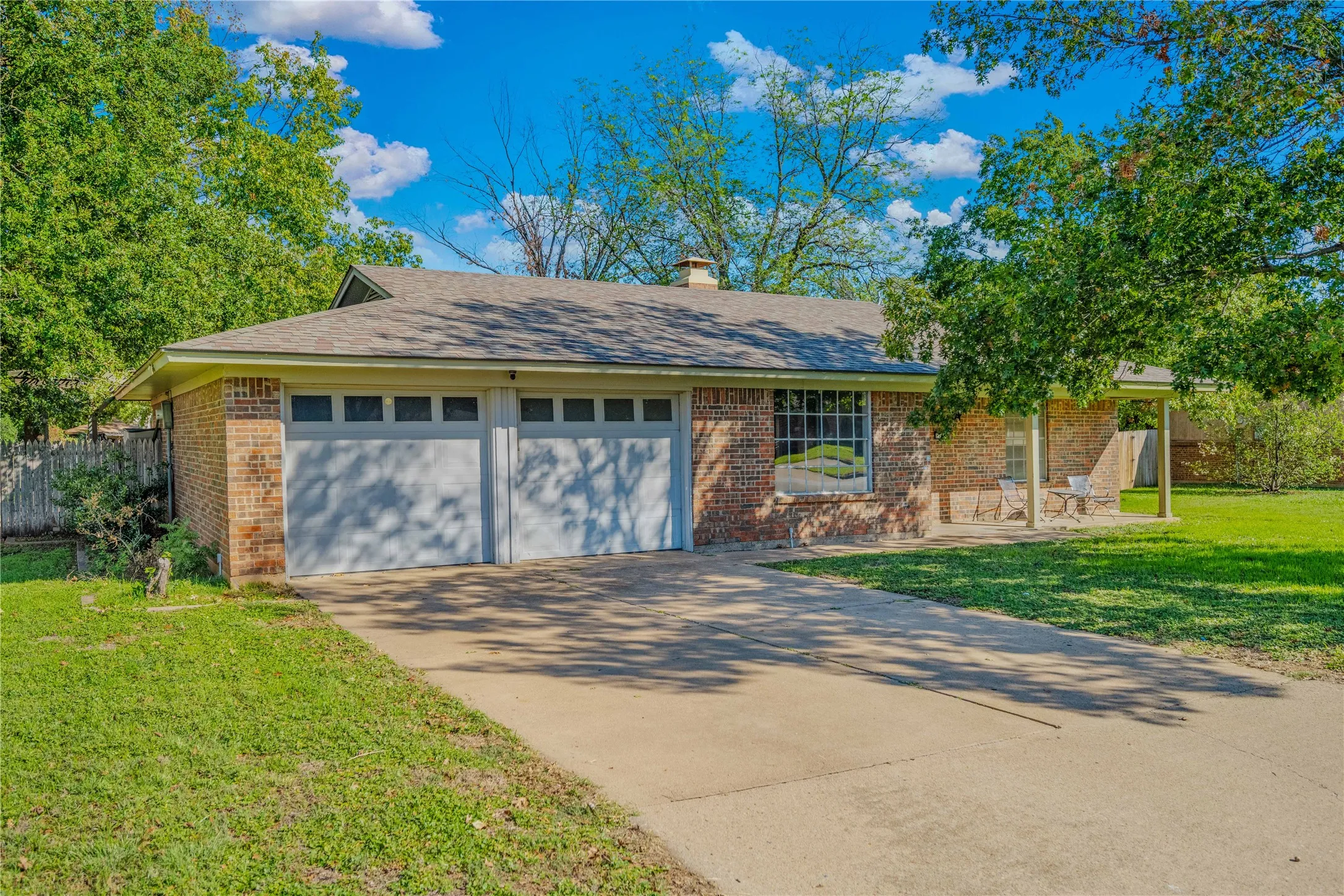Single Family Residence For Sale in Parker County , 1703 Lamar Street, Mineral Wells, Texas 76067, 3 Bedroom, 2 Bathroom, 2 Garage spaces, 1,835 Sqft, built in 1968, mls#21418603, Real Estate Agent in Mineral Wells, Homes For Sale in Parker county, Homes For Sale in Mineral Wells, Realtor in Mineral Wells Texas, Real Estate Brokerage Independent Realty Texas, Luminita Cordes Realtor
