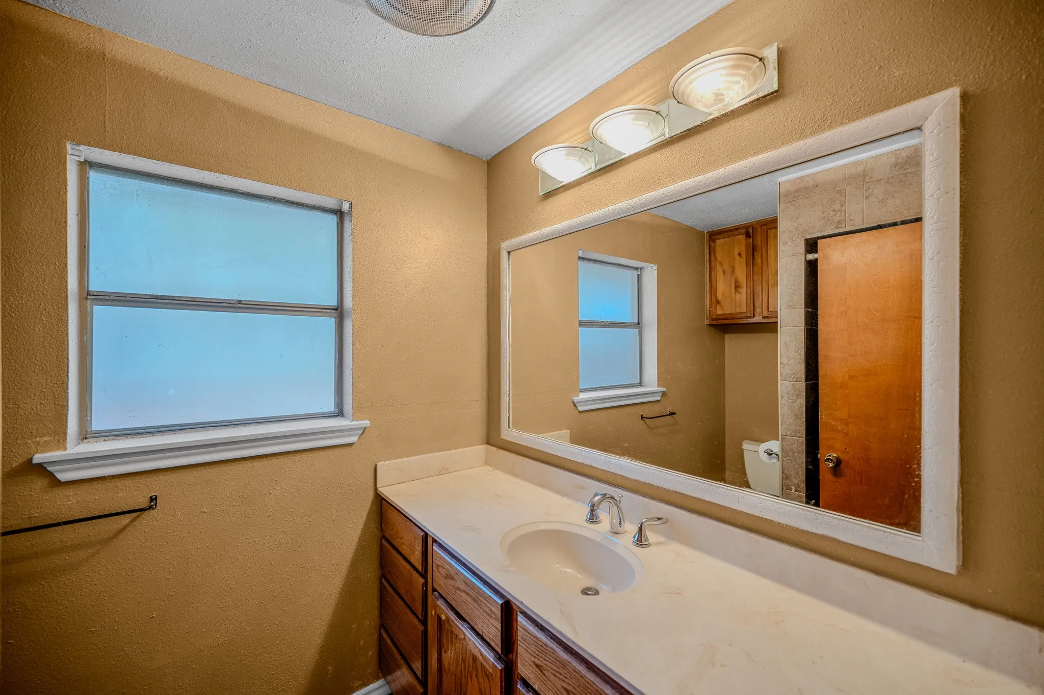 Single Family Residence For Sale in Parker County , 1703 Lamar Street, Mineral Wells, Texas 76067, 3 Bedroom, 2 Bathroom, 2 Garage spaces, 1,835 Sqft, built in 1968, mls#21418603, Real Estate Agent in Mineral Wells, Homes For Sale in Parker county, Homes For Sale in Mineral Wells, Realtor in Mineral Wells Texas, Real Estate Brokerage Independent Realty Texas, Luminita Cordes Realtor