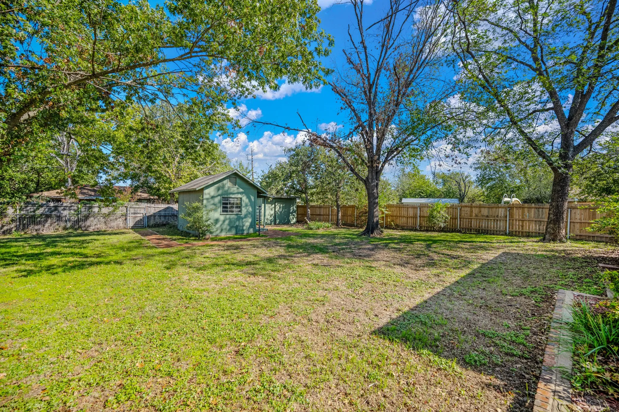 Single Family Residence For Sale in Parker County , 1703 Lamar Street, Mineral Wells, Texas 76067, 3 Bedroom, 2 Bathroom, 2 Garage spaces, 1,835 Sqft, built in 1968, mls#21418603, Real Estate Agent in Mineral Wells, Homes For Sale in Parker county, Homes For Sale in Mineral Wells, Realtor in Mineral Wells Texas, Real Estate Brokerage Independent Realty Texas, Luminita Cordes Realtor