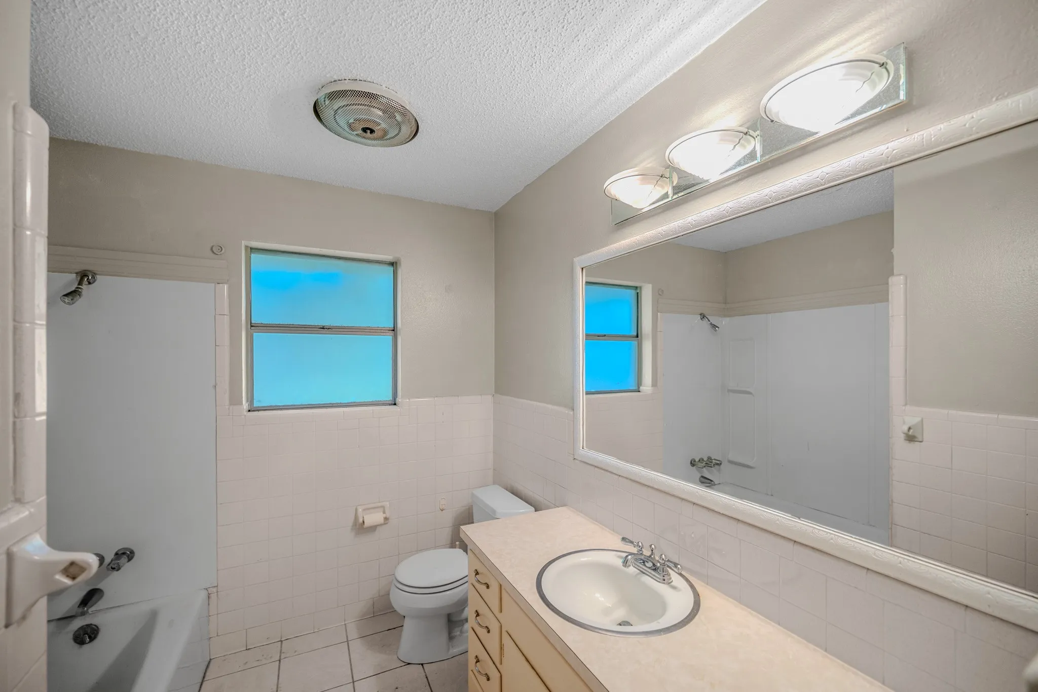 Single Family Residence For Sale in Parker County , 1703 Lamar Street, Mineral Wells, Texas 76067, 3 Bedroom, 2 Bathroom, 2 Garage spaces, 1,835 Sqft, built in 1968, mls#21418603, Real Estate Agent in Mineral Wells, Homes For Sale in Parker county, Homes For Sale in Mineral Wells, Realtor in Mineral Wells Texas, Real Estate Brokerage Independent Realty Texas, Luminita Cordes Realtor