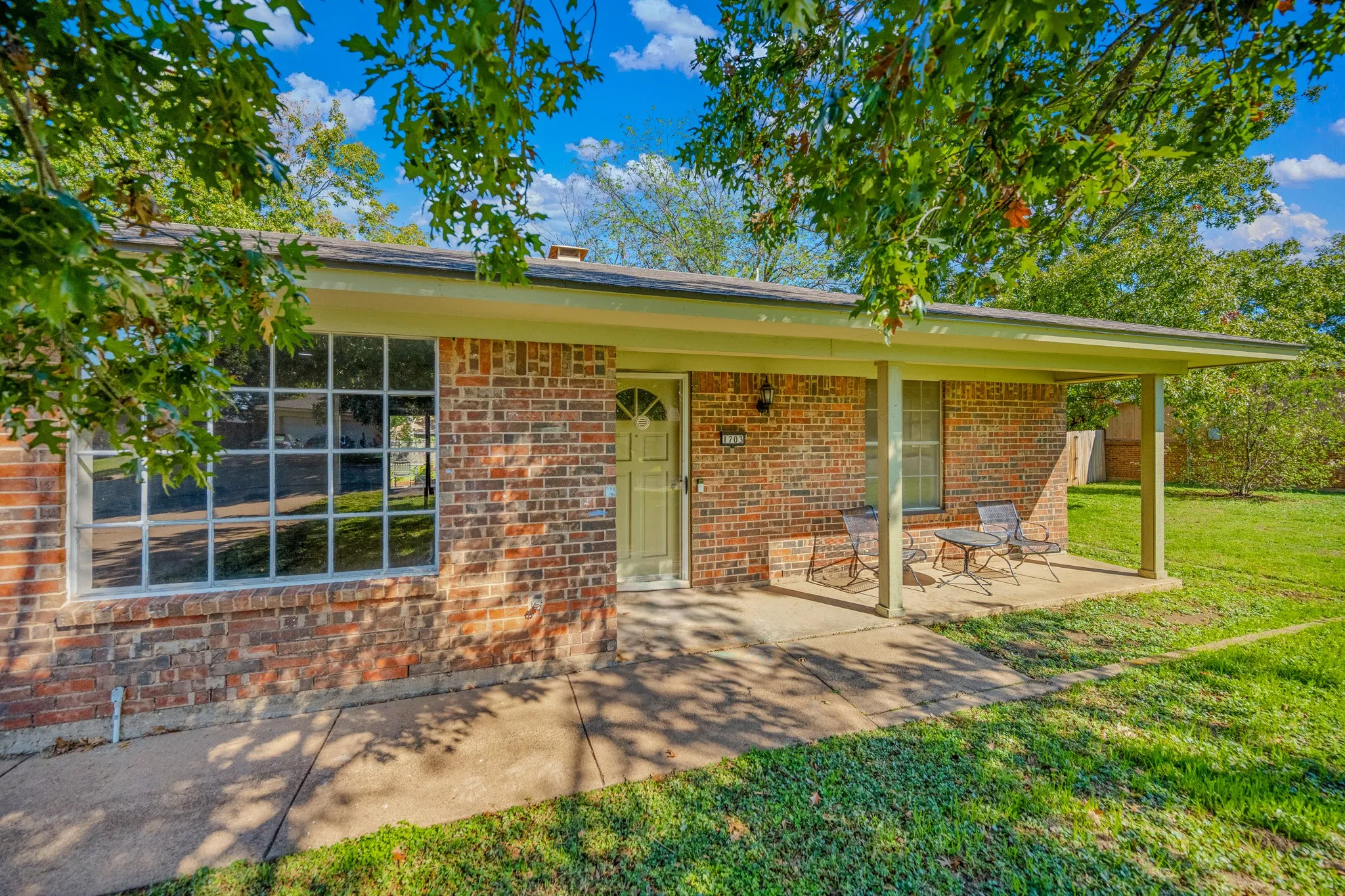 Single Family Residence For Sale in Parker County , 1703 Lamar Street, Mineral Wells, Texas 76067, 3 Bedroom, 2 Bathroom, 2 Garage spaces, 1,835 Sqft, built in 1968, mls#21418603, Real Estate Agent in Mineral Wells, Homes For Sale in Parker county, Homes For Sale in Mineral Wells, Realtor in Mineral Wells Texas, Real Estate Brokerage Independent Realty Texas, Luminita Cordes Realtor