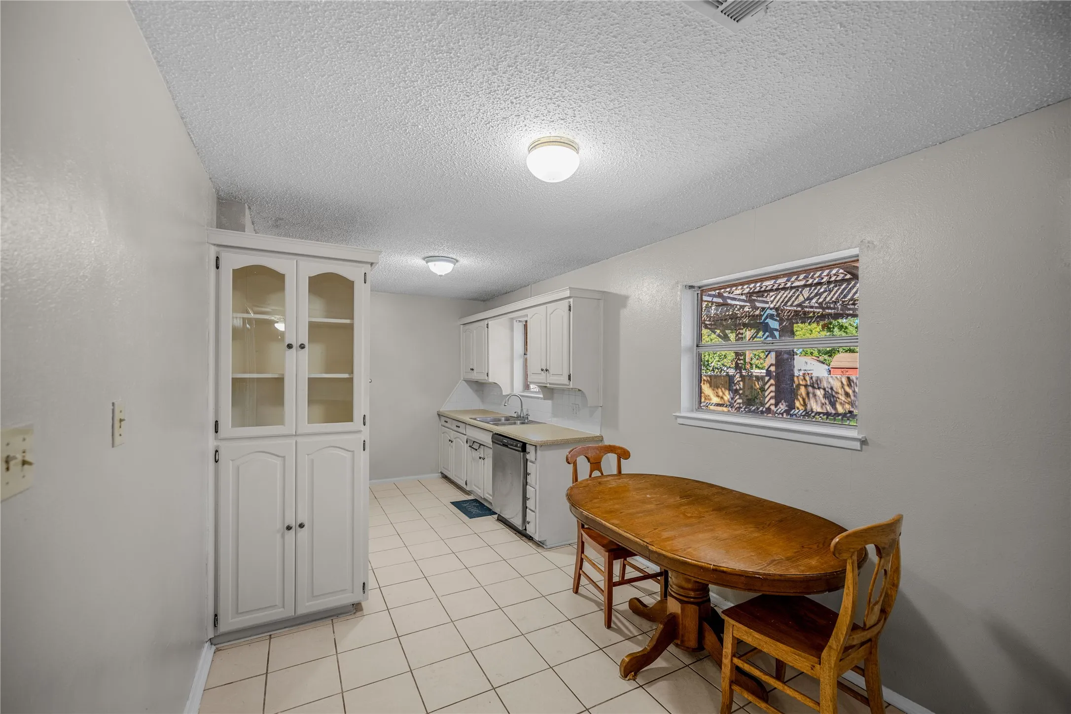 Single Family Residence For Sale in Parker County , 1703 Lamar Street, Mineral Wells, Texas 76067, 3 Bedroom, 2 Bathroom, 2 Garage spaces, 1,835 Sqft, built in 1968, mls#21418603, Real Estate Agent in Mineral Wells, Homes For Sale in Parker county, Homes For Sale in Mineral Wells, Realtor in Mineral Wells Texas, Real Estate Brokerage Independent Realty Texas, Luminita Cordes Realtor
