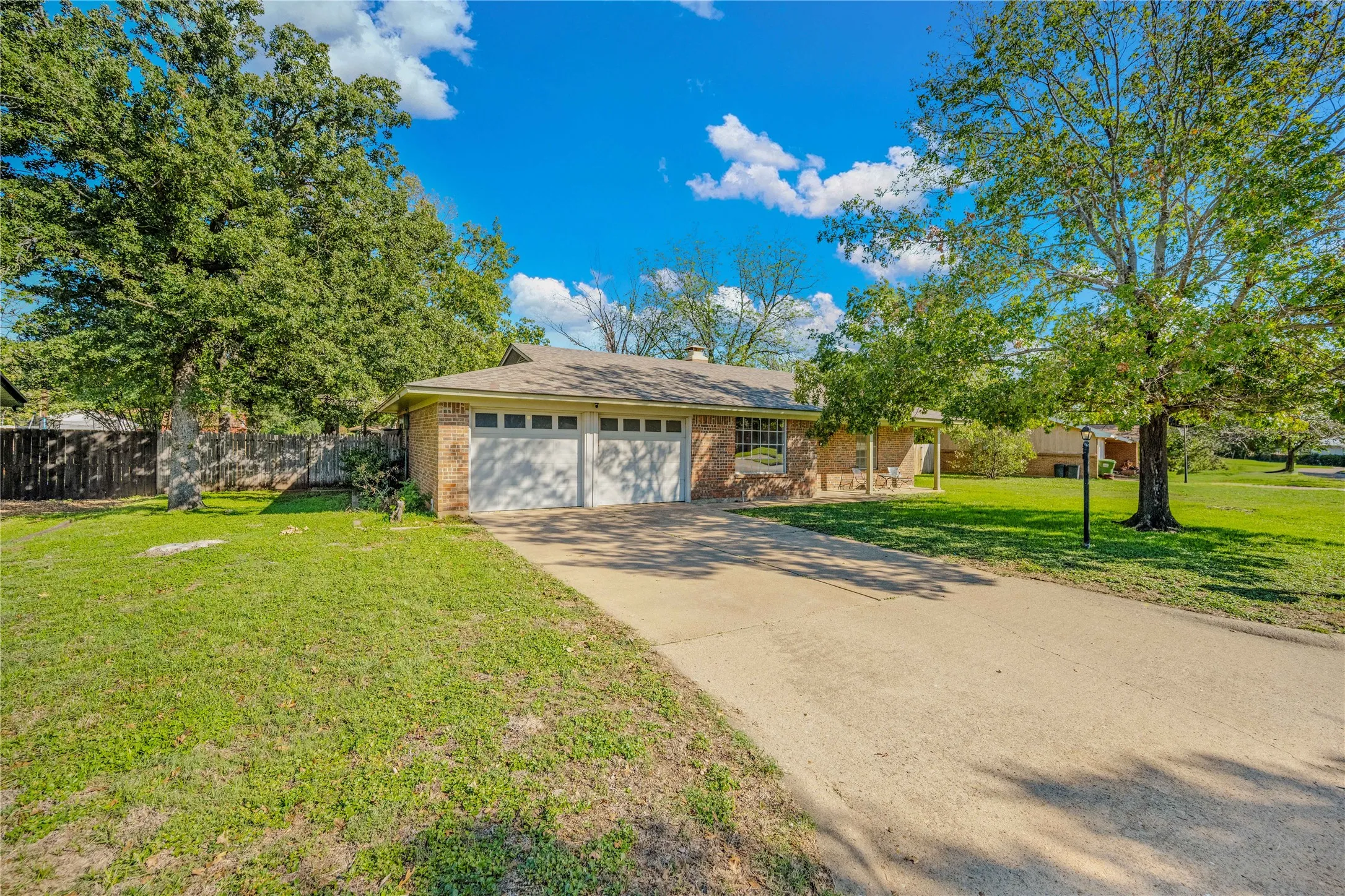 Single Family Residence For Sale in Parker County , 1703 Lamar Street, Mineral Wells, Texas 76067, 3 Bedroom, 2 Bathroom, 2 Garage spaces, 1,835 Sqft, built in 1968, mls#21418603, Real Estate Agent in Mineral Wells, Homes For Sale in Parker county, Homes For Sale in Mineral Wells, Realtor in Mineral Wells Texas, Real Estate Brokerage Independent Realty Texas, Luminita Cordes Realtor