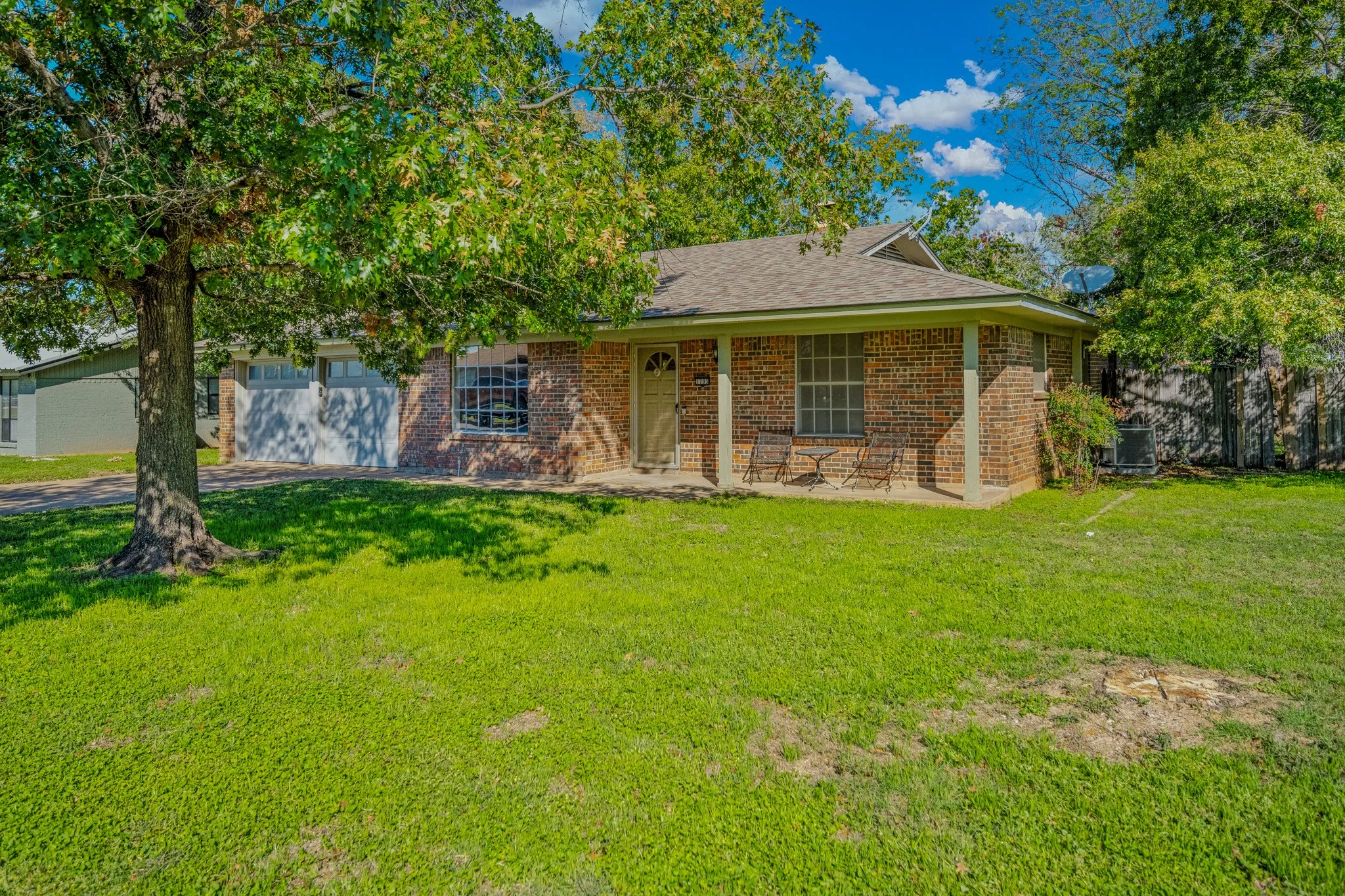 Single Family Residence For Sale in Parker County , 1703 Lamar Street, Mineral Wells, Texas 76067, 3 Bedroom, 2 Bathroom, 2 Garage spaces, 1,835 Sqft, built in 1968, mls#21418603, Real Estate Agent in Mineral Wells, Homes For Sale in Parker county, Homes For Sale in Mineral Wells, Realtor in Mineral Wells Texas, Real Estate Brokerage Independent Realty Texas, Luminita Cordes Realtor