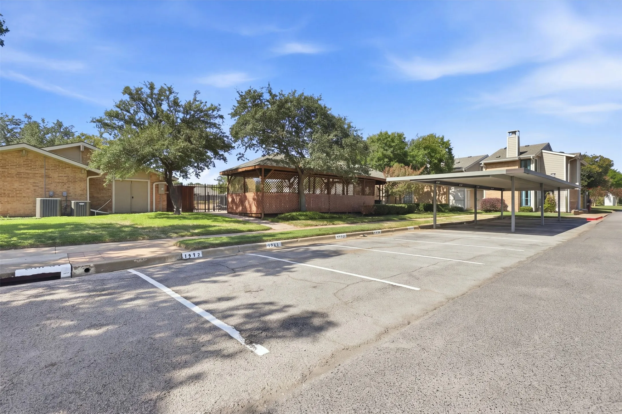 Condominium For Sale in Tarrant County , 1912 Shadowood Trail, Colleyville, Texas 76034, 2 Bedroom, 3 Bathroom, Garage spaces, 1,098 Sqft, built in 1984, mls#21416863, Real Estate Agent in Colleyville, Homes For Sale in Tarrant county, Homes For Sale in Colleyville, Realtor in Colleyville Texas, Real Estate Brokerage Independent Realty Texas, Luminita Cordes Realtor