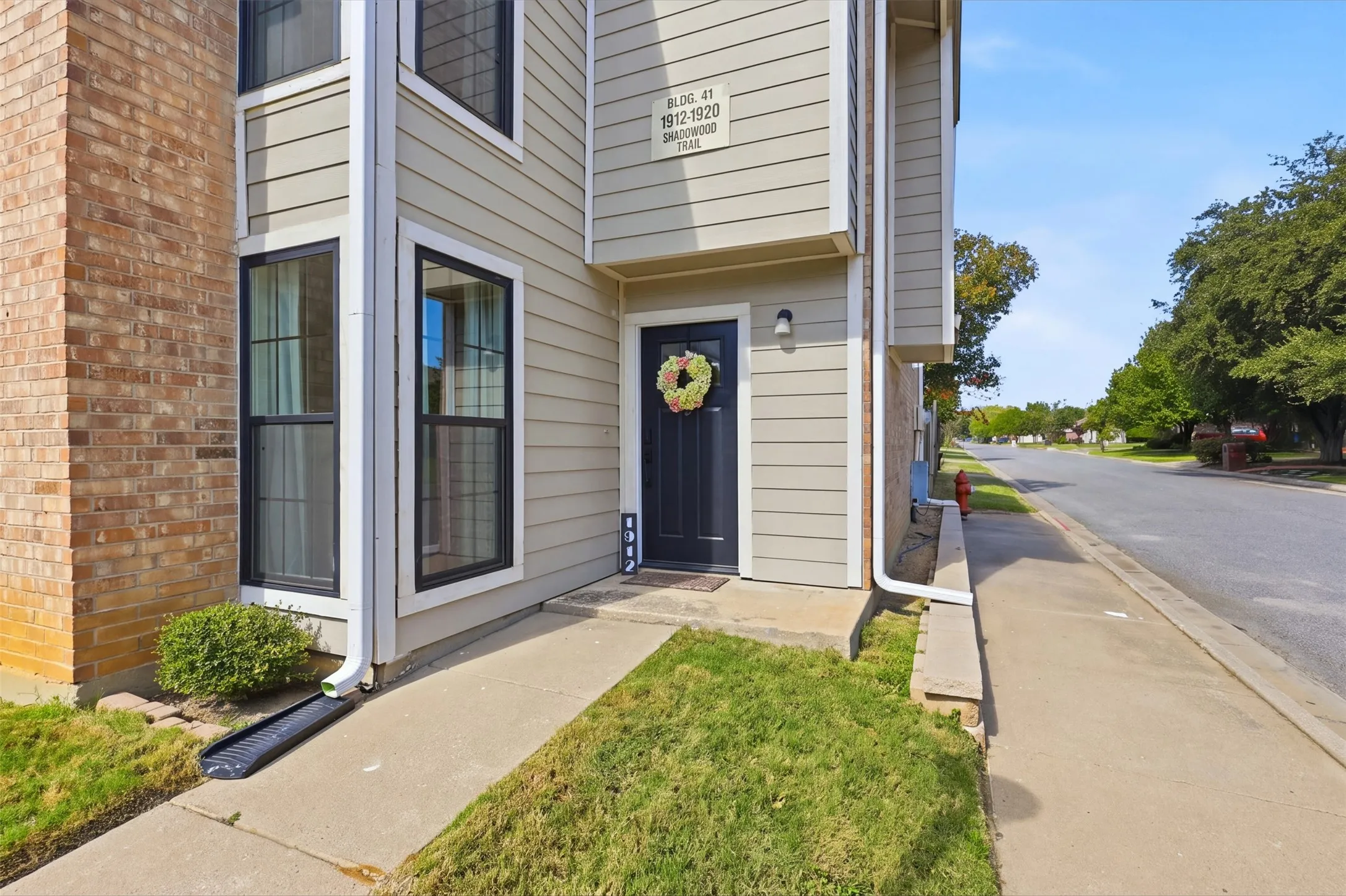 Condominium For Sale in Tarrant County , 1912 Shadowood Trail, Colleyville, Texas 76034, 2 Bedroom, 3 Bathroom, Garage spaces, 1,098 Sqft, built in 1984, mls#21416863, Real Estate Agent in Colleyville, Homes For Sale in Tarrant county, Homes For Sale in Colleyville, Realtor in Colleyville Texas, Real Estate Brokerage Independent Realty Texas, Luminita Cordes Realtor