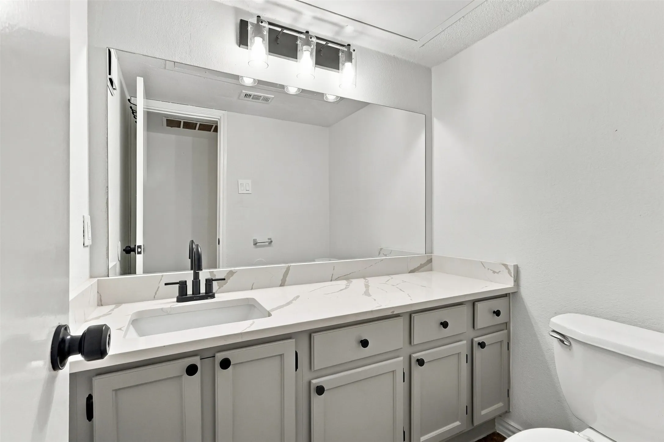 Condominium For Sale in Tarrant County , 1912 Shadowood Trail, Colleyville, Texas 76034, 2 Bedroom, 3 Bathroom, Garage spaces, 1,098 Sqft, built in 1984, mls#21416863, Real Estate Agent in Colleyville, Homes For Sale in Tarrant county, Homes For Sale in Colleyville, Realtor in Colleyville Texas, Real Estate Brokerage Independent Realty Texas, Luminita Cordes Realtor