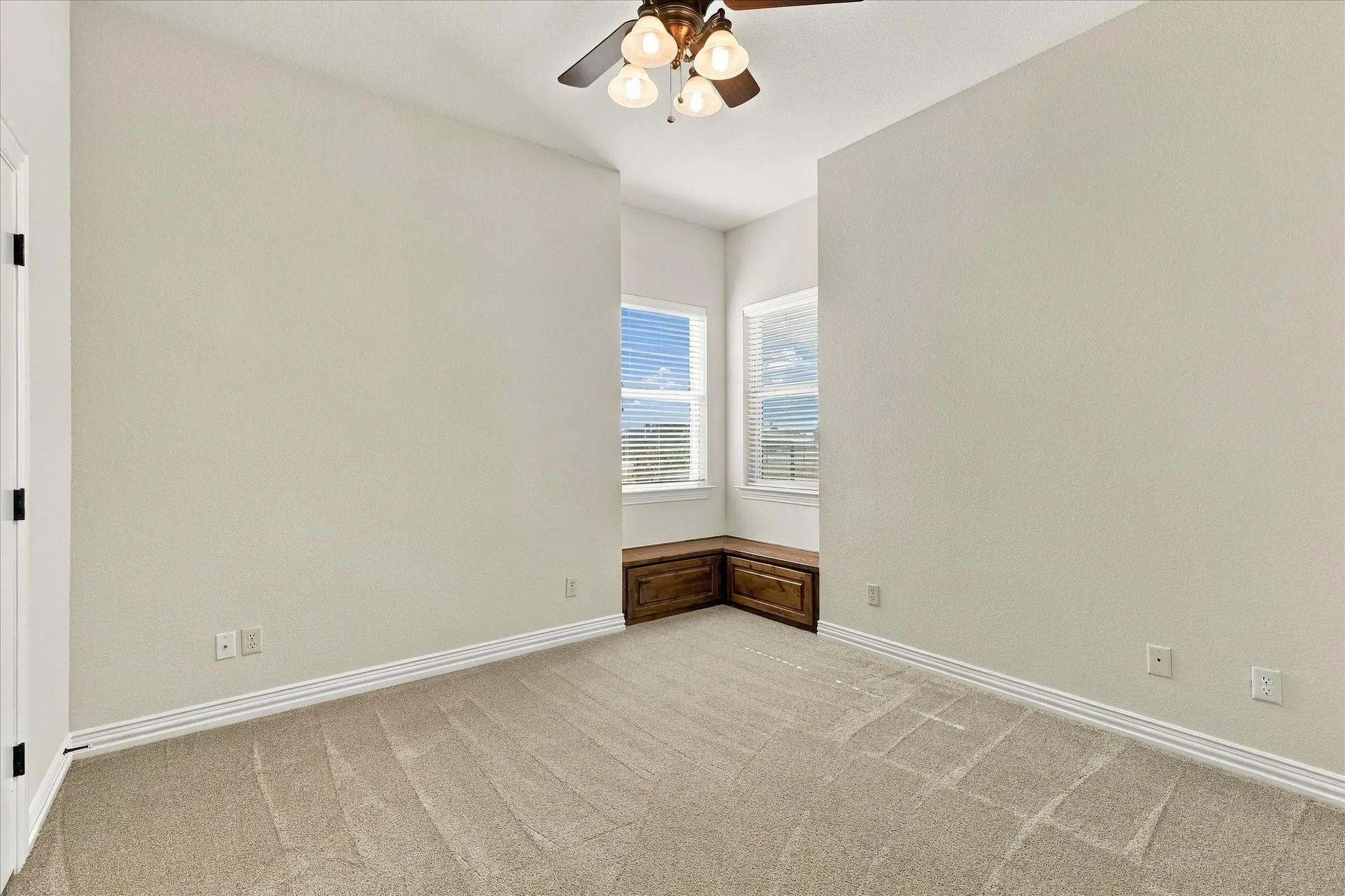 Single Family Residence For Sale in Parker County , 101 Rattling Antler Court, Azle, Texas 76020, 3 Bedroom, 4 Bathroom, 3 Garage spaces, 3,917 Sqft, built in 2007, mls#21419291, Real Estate Agent in Azle, Homes For Sale in Parker county, Homes For Sale in Azle, Realtor in Azle Texas, Real Estate Brokerage Independent Realty Texas, Luminita Cordes Realtor