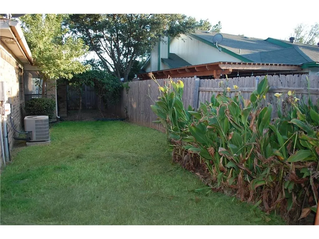 Duplex For Rent in Tarrant County , 1127 Rimcrest Drive, Arlington, Texas 76017, 3 Bedroom, 2 Bathroom, Garage spaces, 1,386 Sqft, built in 1986, mls#21419790, Real Estate Agent in Arlington, Homes For Rent in Tarrant county, Homes For Rent in Arlington, Realtor in Arlington Texas, Real Estate Brokerage Independent Realty Texas, Luminita Cordes Realtor