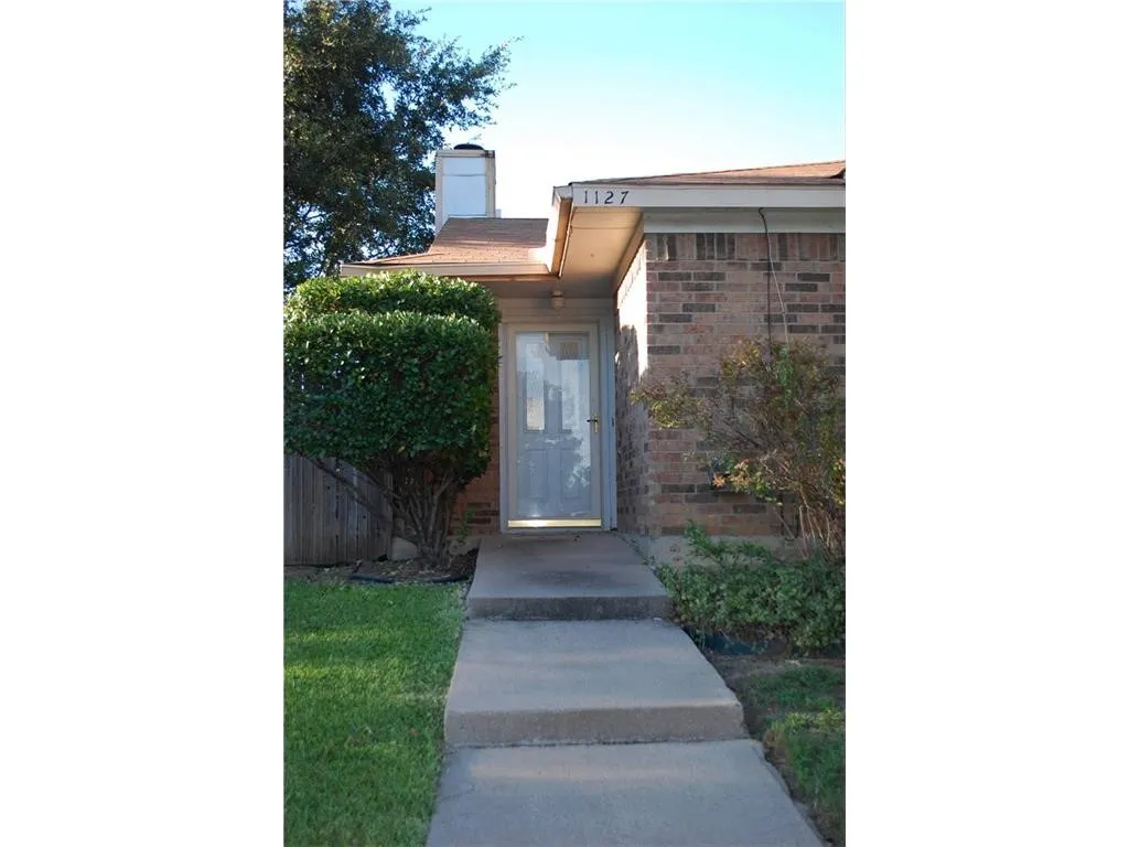 Duplex For Rent in Tarrant County , 1127 Rimcrest Drive, Arlington, Texas 76017, 3 Bedroom, 2 Bathroom, Garage spaces, 1,386 Sqft, built in 1986, mls#21419790, Real Estate Agent in Arlington, Homes For Rent in Tarrant county, Homes For Rent in Arlington, Realtor in Arlington Texas, Real Estate Brokerage Independent Realty Texas, Luminita Cordes Realtor