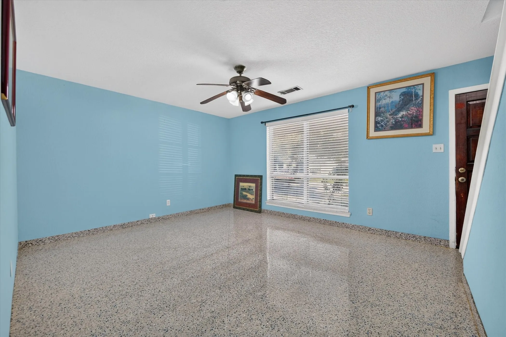 Single Family Residence For Sale in Tarrant County , 1302 Shelmar Drive, Arlington, Texas 76014, 4 Bedroom, 3 Bathroom, Garage spaces, 1,394 Sqft, built in 1967, mls#21419722, Real Estate Agent in Arlington, Homes For Sale in Tarrant county, Homes For Sale in Arlington, Realtor in Arlington Texas, Real Estate Brokerage Independent Realty Texas, Luminita Cordes Realtor
