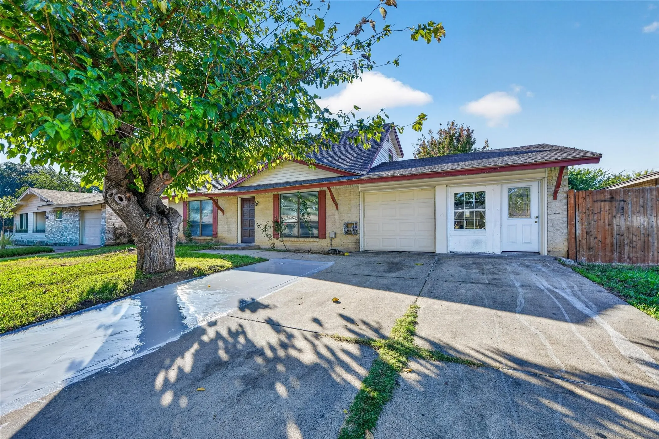 Single Family Residence For Sale in Tarrant County , 1302 Shelmar Drive, Arlington, Texas 76014, 4 Bedroom, 3 Bathroom, Garage spaces, 1,394 Sqft, built in 1967, mls#21419722, Real Estate Agent in Arlington, Homes For Sale in Tarrant county, Homes For Sale in Arlington, Realtor in Arlington Texas, Real Estate Brokerage Independent Realty Texas, Luminita Cordes Realtor