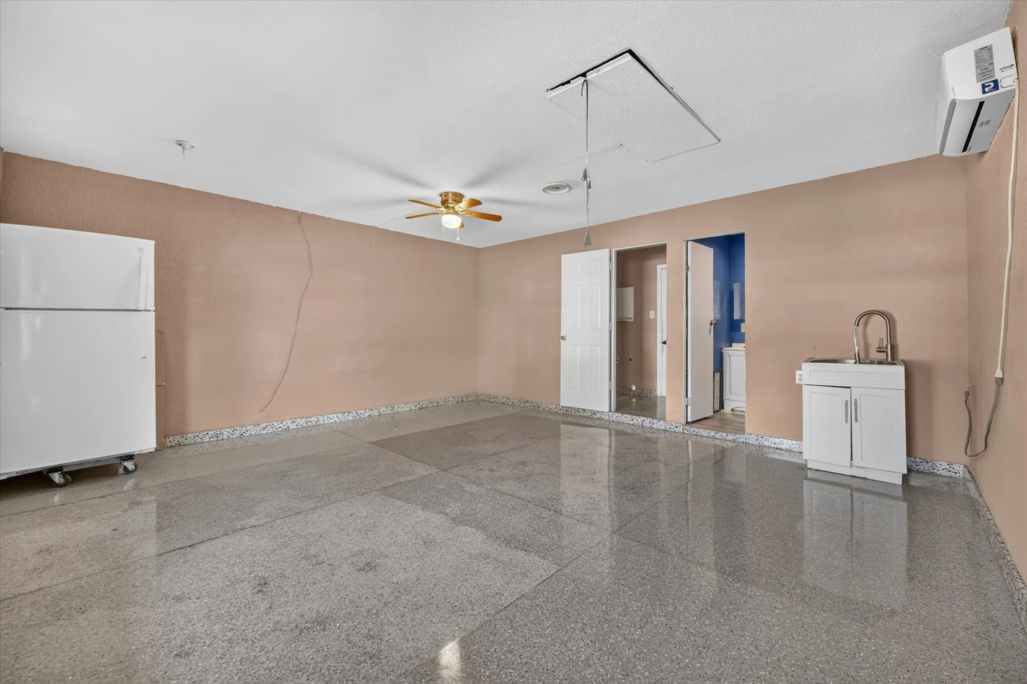 Single Family Residence For Sale in Tarrant County , 1302 Shelmar Drive, Arlington, Texas 76014, 4 Bedroom, 3 Bathroom, Garage spaces, 1,394 Sqft, built in 1967, mls#21419722, Real Estate Agent in Arlington, Homes For Sale in Tarrant county, Homes For Sale in Arlington, Realtor in Arlington Texas, Real Estate Brokerage Independent Realty Texas, Luminita Cordes Realtor