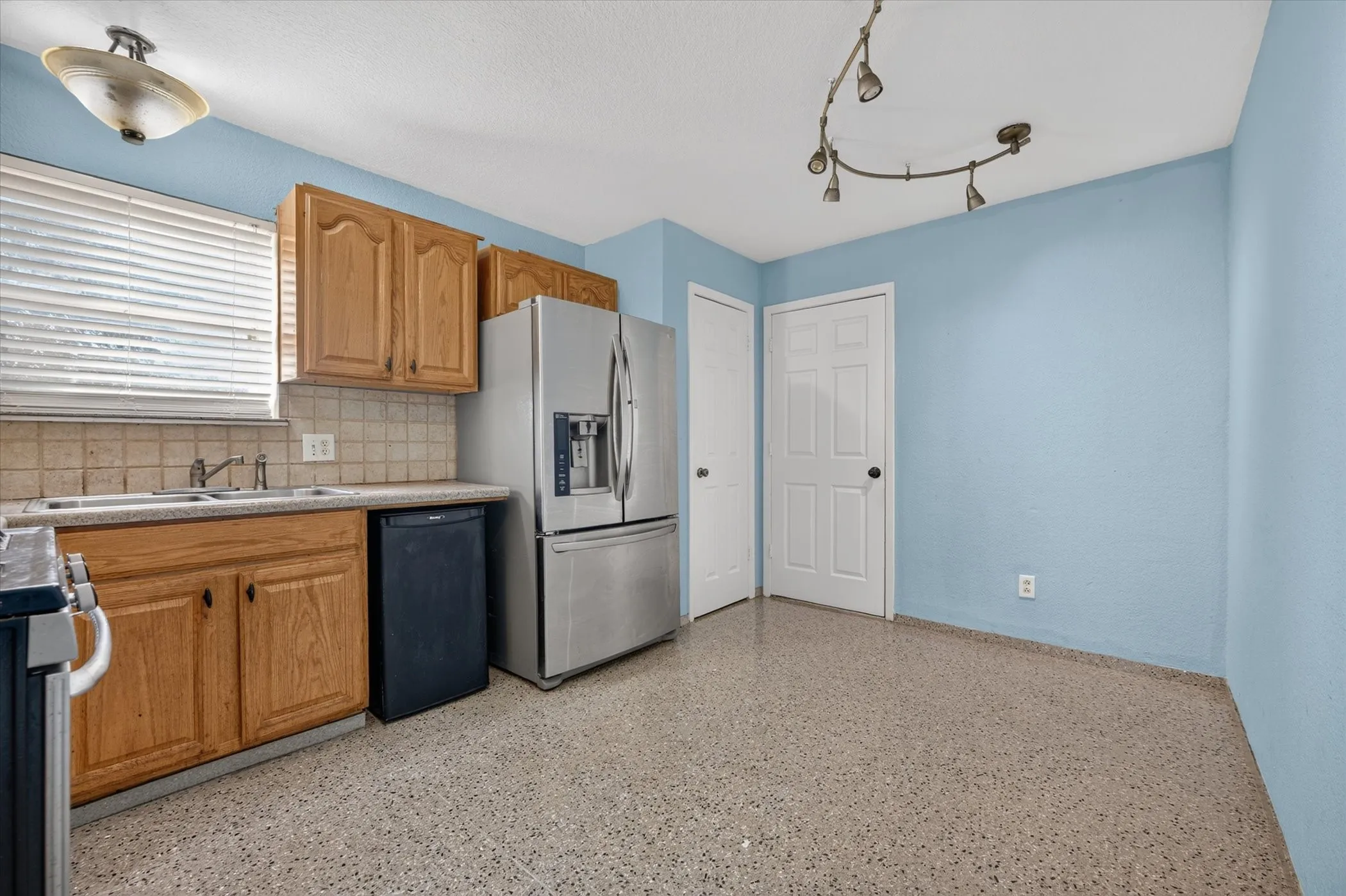 Single Family Residence For Sale in Tarrant County , 1302 Shelmar Drive, Arlington, Texas 76014, 4 Bedroom, 3 Bathroom, Garage spaces, 1,394 Sqft, built in 1967, mls#21419722, Real Estate Agent in Arlington, Homes For Sale in Tarrant county, Homes For Sale in Arlington, Realtor in Arlington Texas, Real Estate Brokerage Independent Realty Texas, Luminita Cordes Realtor