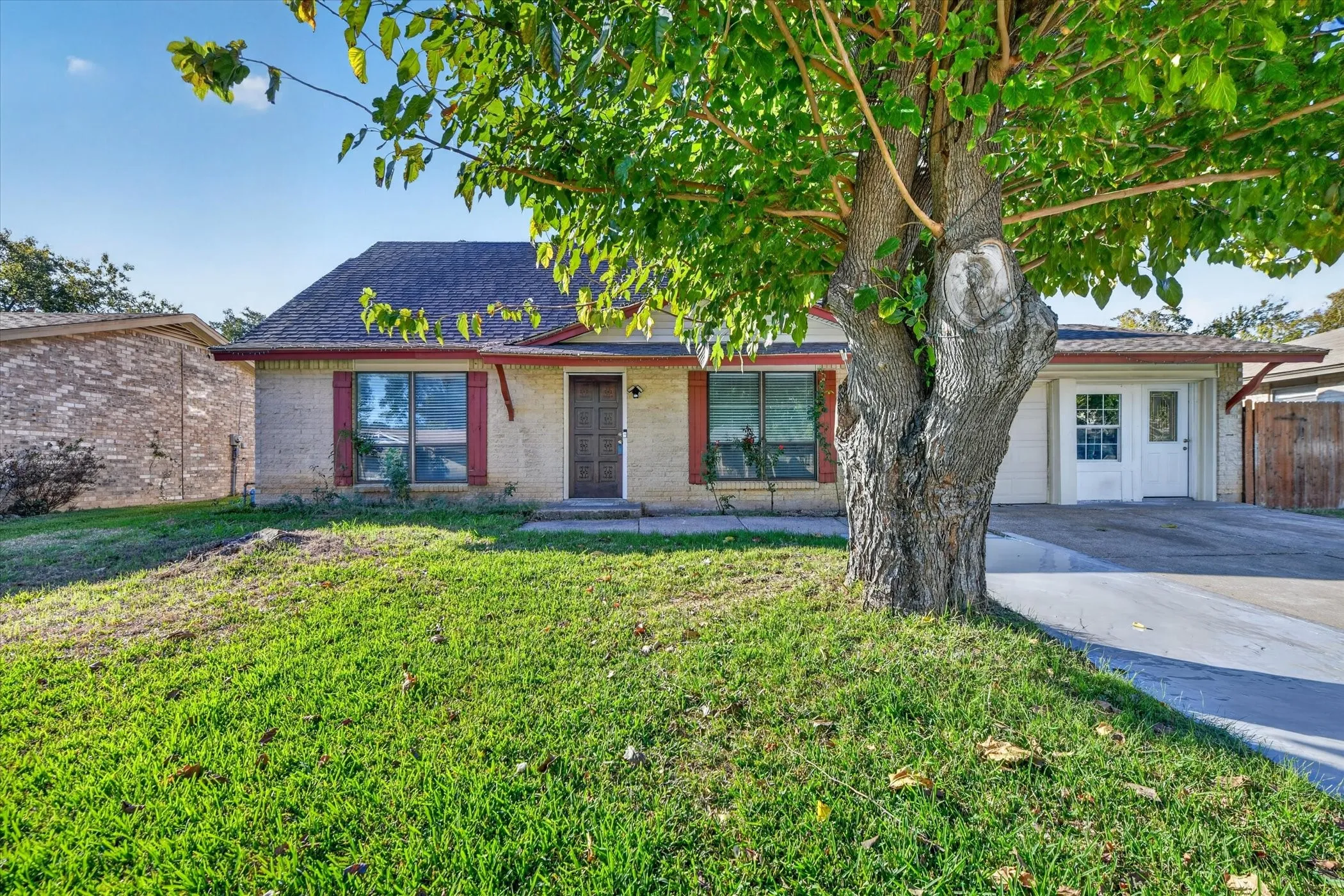 Single Family Residence For Sale in Tarrant County , 1302 Shelmar Drive, Arlington, Texas 76014, 4 Bedroom, 3 Bathroom, Garage spaces, 1,394 Sqft, built in 1967, mls#21419722, Real Estate Agent in Arlington, Homes For Sale in Tarrant county, Homes For Sale in Arlington, Realtor in Arlington Texas, Real Estate Brokerage Independent Realty Texas, Luminita Cordes Realtor