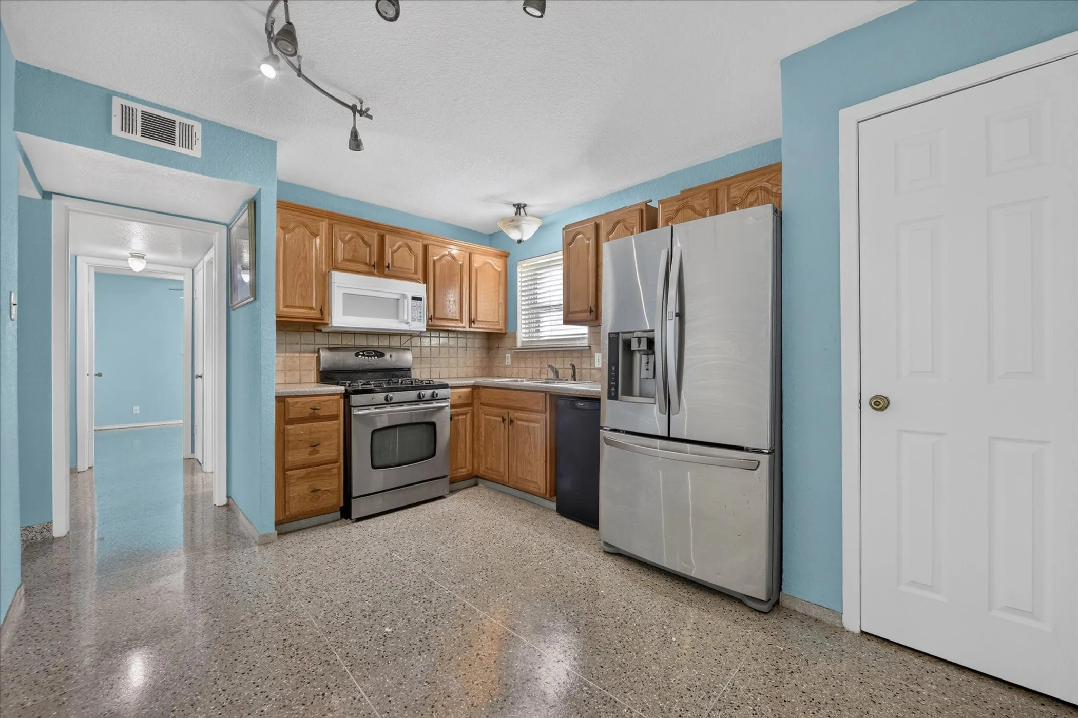 Single Family Residence For Sale in Tarrant County , 1302 Shelmar Drive, Arlington, Texas 76014, 4 Bedroom, 3 Bathroom, Garage spaces, 1,394 Sqft, built in 1967, mls#21419722, Real Estate Agent in Arlington, Homes For Sale in Tarrant county, Homes For Sale in Arlington, Realtor in Arlington Texas, Real Estate Brokerage Independent Realty Texas, Luminita Cordes Realtor