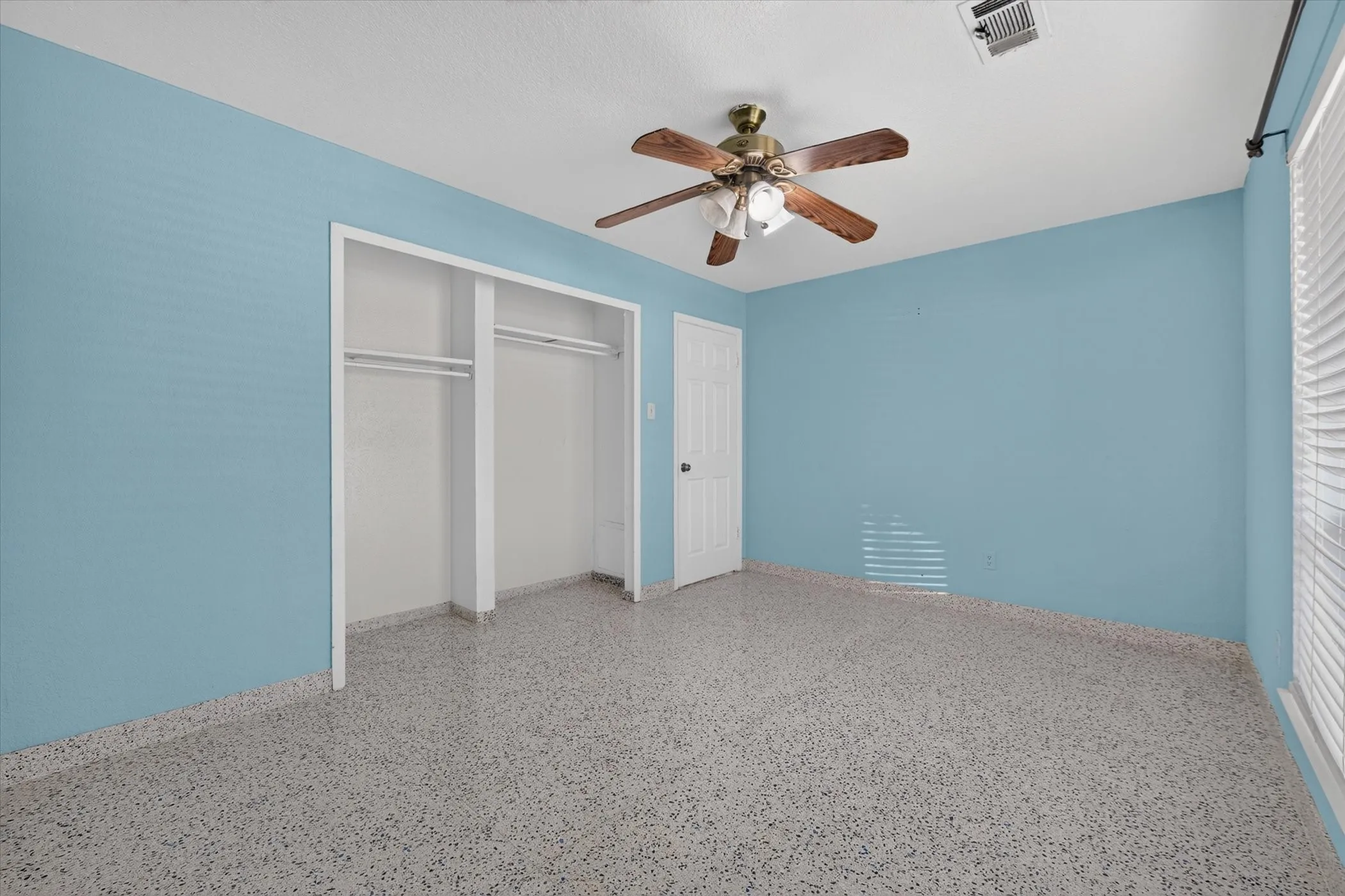 Single Family Residence For Sale in Tarrant County , 1302 Shelmar Drive, Arlington, Texas 76014, 4 Bedroom, 3 Bathroom, Garage spaces, 1,394 Sqft, built in 1967, mls#21419722, Real Estate Agent in Arlington, Homes For Sale in Tarrant county, Homes For Sale in Arlington, Realtor in Arlington Texas, Real Estate Brokerage Independent Realty Texas, Luminita Cordes Realtor