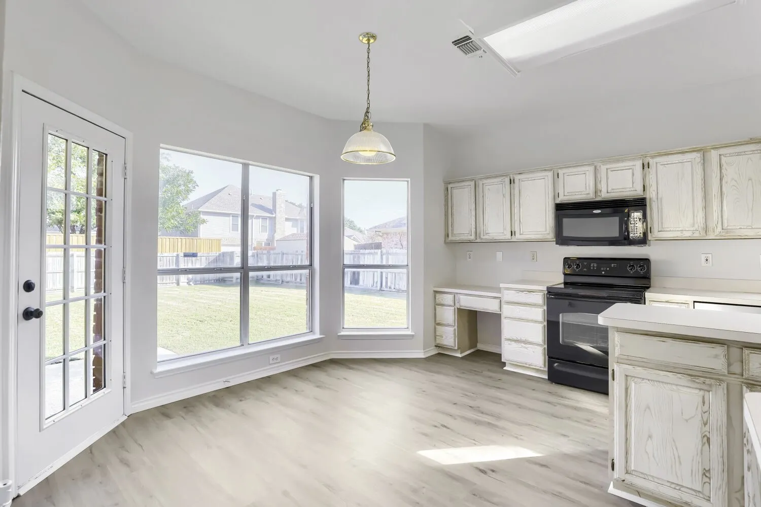 Single Family Residence For Sale in Denton County , 1313 Blue Jay Drive, Lewisville, Texas 75077, 1 Bedroom, 3 Bathroom, 2 Garage spaces, 2,349 Sqft, built in 1991, mls#21419781, Real Estate Agent in Lewisville, Homes For Sale in Denton county, Homes For Sale in Lewisville, Realtor in Lewisville Texas, Real Estate Brokerage Independent Realty Texas, Luminita Cordes Realtor