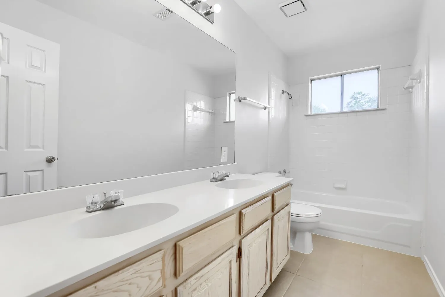 Single Family Residence For Sale in Denton County , 1313 Blue Jay Drive, Lewisville, Texas 75077, 1 Bedroom, 3 Bathroom, 2 Garage spaces, 2,349 Sqft, built in 1991, mls#21419781, Real Estate Agent in Lewisville, Homes For Sale in Denton county, Homes For Sale in Lewisville, Realtor in Lewisville Texas, Real Estate Brokerage Independent Realty Texas, Luminita Cordes Realtor