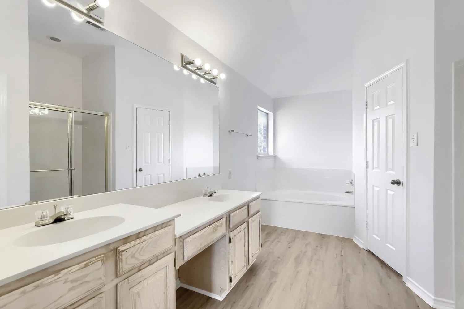 Single Family Residence For Sale in Denton County , 1313 Blue Jay Drive, Lewisville, Texas 75077, 1 Bedroom, 3 Bathroom, 2 Garage spaces, 2,349 Sqft, built in 1991, mls#21419781, Real Estate Agent in Lewisville, Homes For Sale in Denton county, Homes For Sale in Lewisville, Realtor in Lewisville Texas, Real Estate Brokerage Independent Realty Texas, Luminita Cordes Realtor