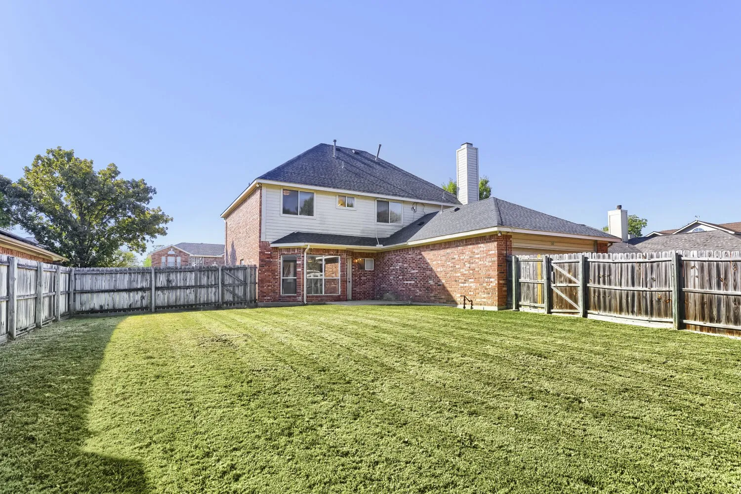 Single Family Residence For Sale in Denton County , 1313 Blue Jay Drive, Lewisville, Texas 75077, 1 Bedroom, 3 Bathroom, 2 Garage spaces, 2,349 Sqft, built in 1991, mls#21419781, Real Estate Agent in Lewisville, Homes For Sale in Denton county, Homes For Sale in Lewisville, Realtor in Lewisville Texas, Real Estate Brokerage Independent Realty Texas, Luminita Cordes Realtor