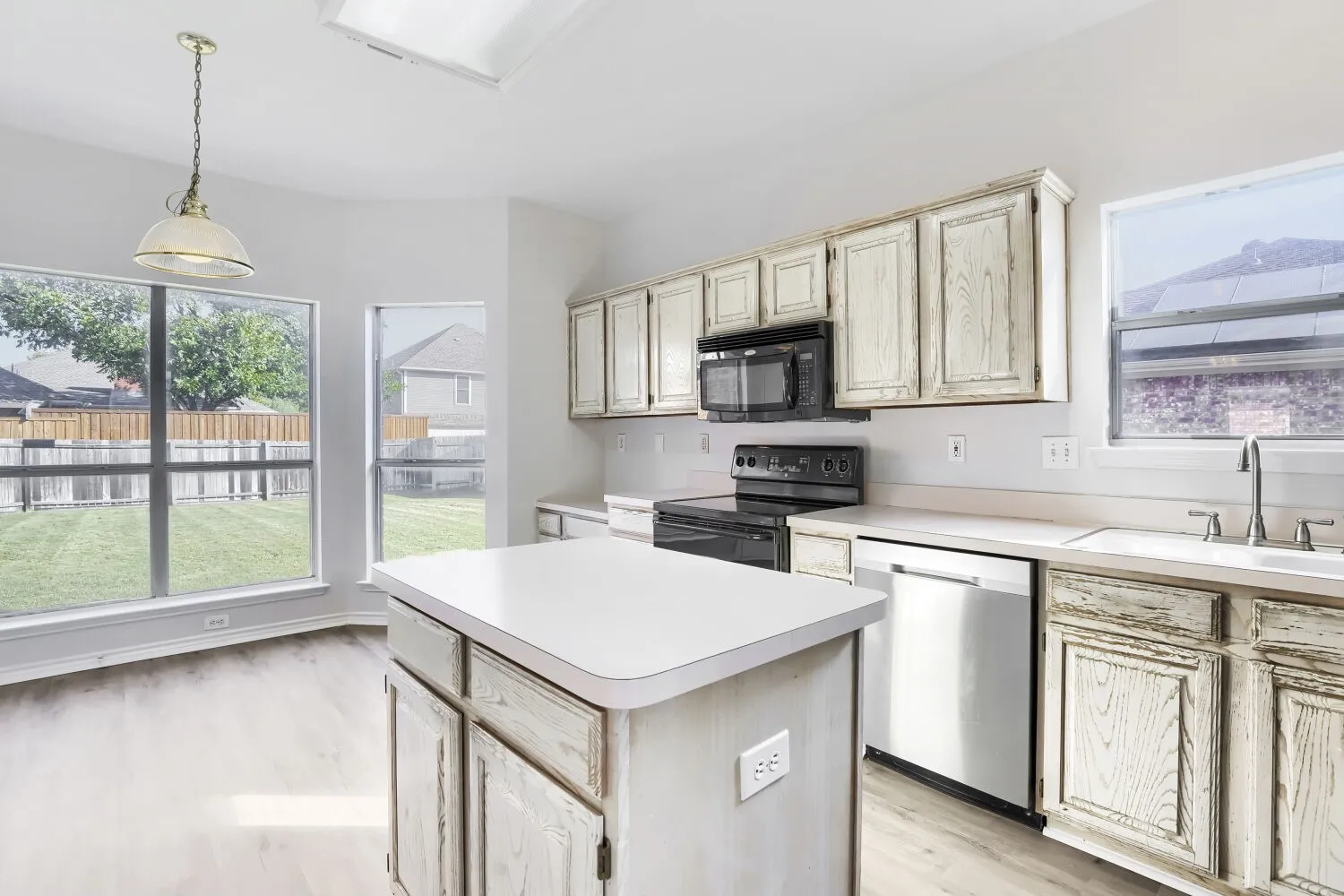Single Family Residence For Sale in Denton County , 1313 Blue Jay Drive, Lewisville, Texas 75077, 1 Bedroom, 3 Bathroom, 2 Garage spaces, 2,349 Sqft, built in 1991, mls#21419781, Real Estate Agent in Lewisville, Homes For Sale in Denton county, Homes For Sale in Lewisville, Realtor in Lewisville Texas, Real Estate Brokerage Independent Realty Texas, Luminita Cordes Realtor