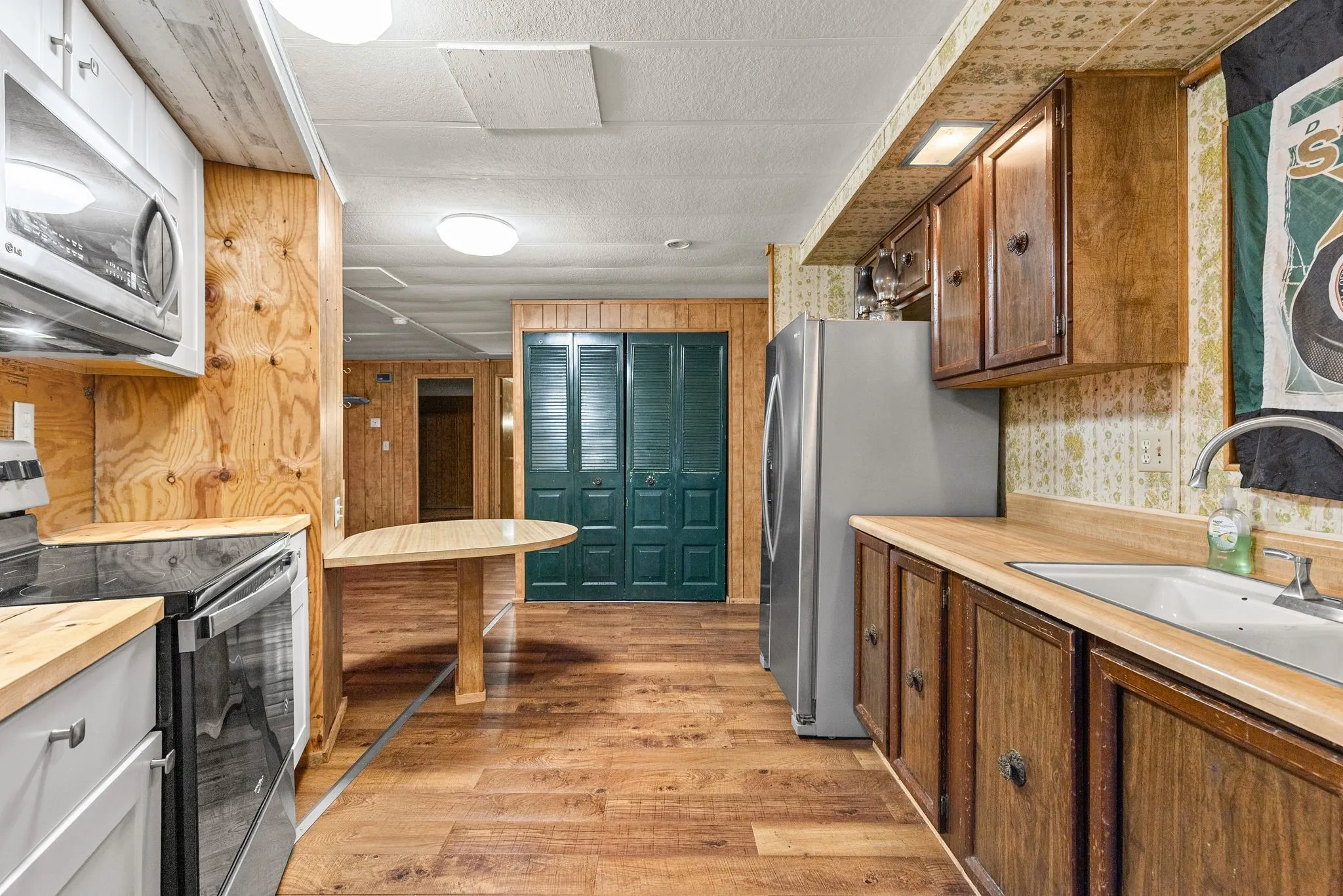 Mobile Home For Sale in Hunt County , 10830 Paradise Lane 1.6 Acres, Wills Point, Texas 75169, 2 Bedroom, 2 Bathroom, Garage spaces, 1,248 Sqft, built in 1984, mls#21419756, Real Estate Agent in Wills Point, Homes For Sale in Hunt county, Homes For Sale in Wills Point, Realtor in Wills Point Texas, Real Estate Brokerage Independent Realty Texas, Luminita Cordes Realtor
