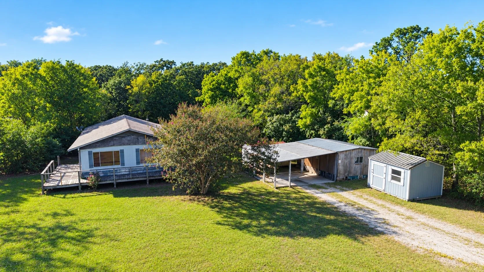 Mobile Home For Sale in Hunt County , 10830 Paradise Lane 1.6 Acres, Wills Point, Texas 75169, 2 Bedroom, 2 Bathroom, Garage spaces, 1,248 Sqft, built in 1984, mls#21419756, Real Estate Agent in Wills Point, Homes For Sale in Hunt county, Homes For Sale in Wills Point, Realtor in Wills Point Texas, Real Estate Brokerage Independent Realty Texas, Luminita Cordes Realtor