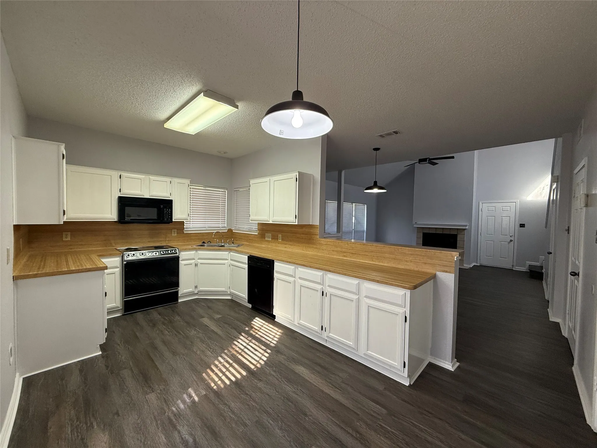 Duplex For Rent in Dallas County , 1204 Bittersweet Cove, De Soto, Texas 75115, 3 Bedroom, 3 Bathroom, 2 Garage spaces, 1,298 Sqft, built in 1986, mls#21419886, Real Estate Agent in De Soto, Homes For Rent in Dallas county, Homes For Rent in De Soto, Realtor in De Soto Texas, Real Estate Brokerage Independent Realty Texas, Luminita Cordes Realtor