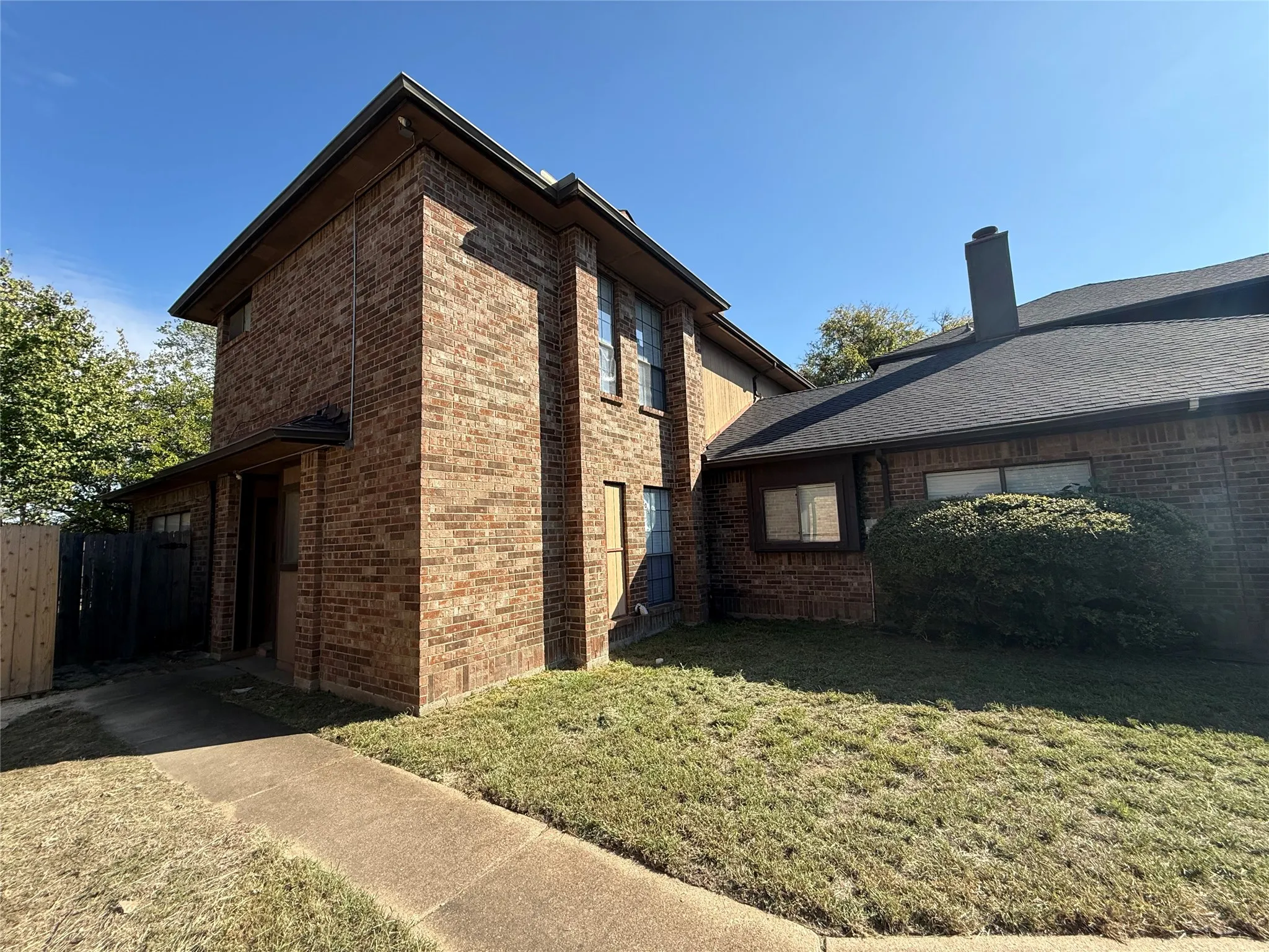 Duplex For Rent in Dallas County , 1204 Bittersweet Cove, De Soto, Texas 75115, 3 Bedroom, 3 Bathroom, 2 Garage spaces, 1,298 Sqft, built in 1986, mls#21419886, Real Estate Agent in De Soto, Homes For Rent in Dallas county, Homes For Rent in De Soto, Realtor in De Soto Texas, Real Estate Brokerage Independent Realty Texas, Luminita Cordes Realtor