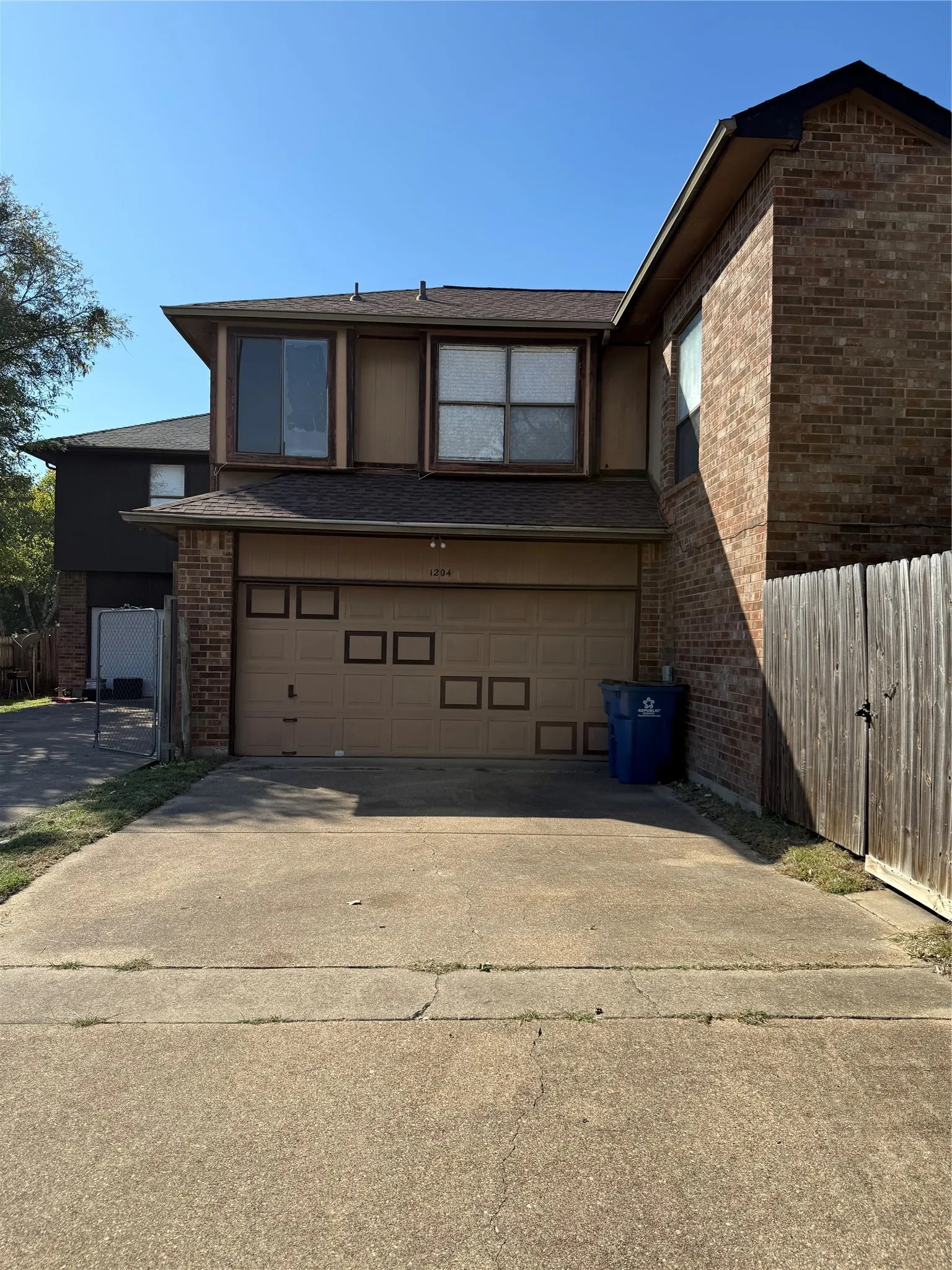 Duplex For Rent in Dallas County , 1204 Bittersweet Cove, De Soto, Texas 75115, 3 Bedroom, 3 Bathroom, 2 Garage spaces, 1,298 Sqft, built in 1986, mls#21419886, Real Estate Agent in De Soto, Homes For Rent in Dallas county, Homes For Rent in De Soto, Realtor in De Soto Texas, Real Estate Brokerage Independent Realty Texas, Luminita Cordes Realtor
