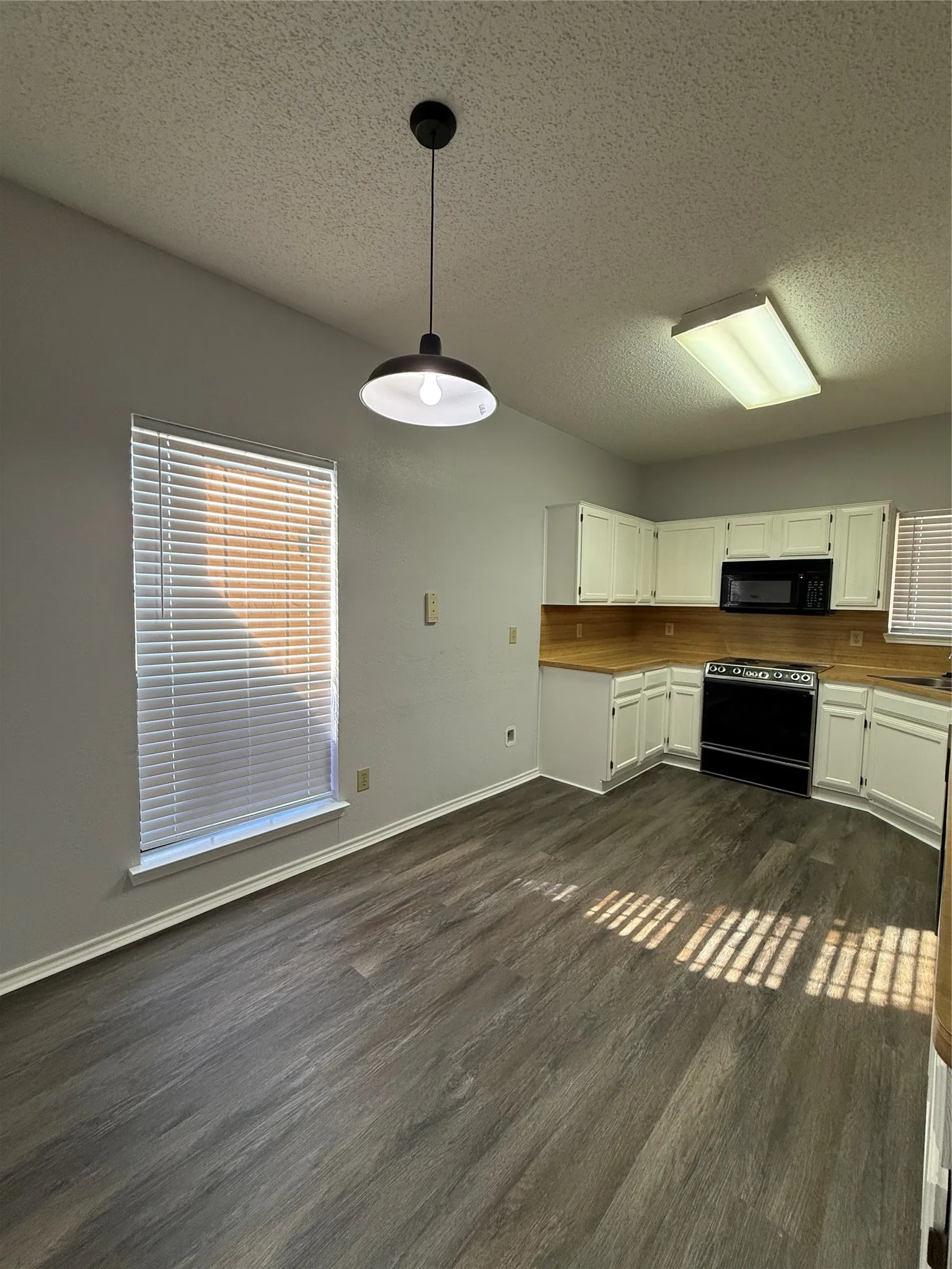 Duplex For Rent in Dallas County , 1204 Bittersweet Cove, De Soto, Texas 75115, 3 Bedroom, 3 Bathroom, 2 Garage spaces, 1,298 Sqft, built in 1986, mls#21419886, Real Estate Agent in De Soto, Homes For Rent in Dallas county, Homes For Rent in De Soto, Realtor in De Soto Texas, Real Estate Brokerage Independent Realty Texas, Luminita Cordes Realtor