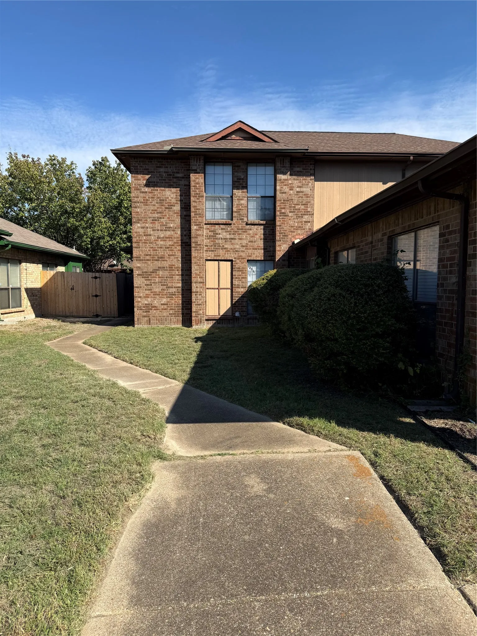 Duplex For Rent in Dallas County , 1204 Bittersweet Cove, De Soto, Texas 75115, 3 Bedroom, 3 Bathroom, 2 Garage spaces, 1,298 Sqft, built in 1986, mls#21419886, Real Estate Agent in De Soto, Homes For Rent in Dallas county, Homes For Rent in De Soto, Realtor in De Soto Texas, Real Estate Brokerage Independent Realty Texas, Luminita Cordes Realtor