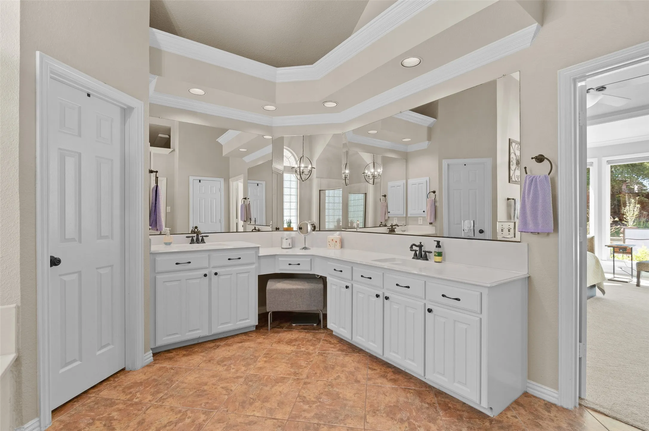 Double sink with lots of counter space!
