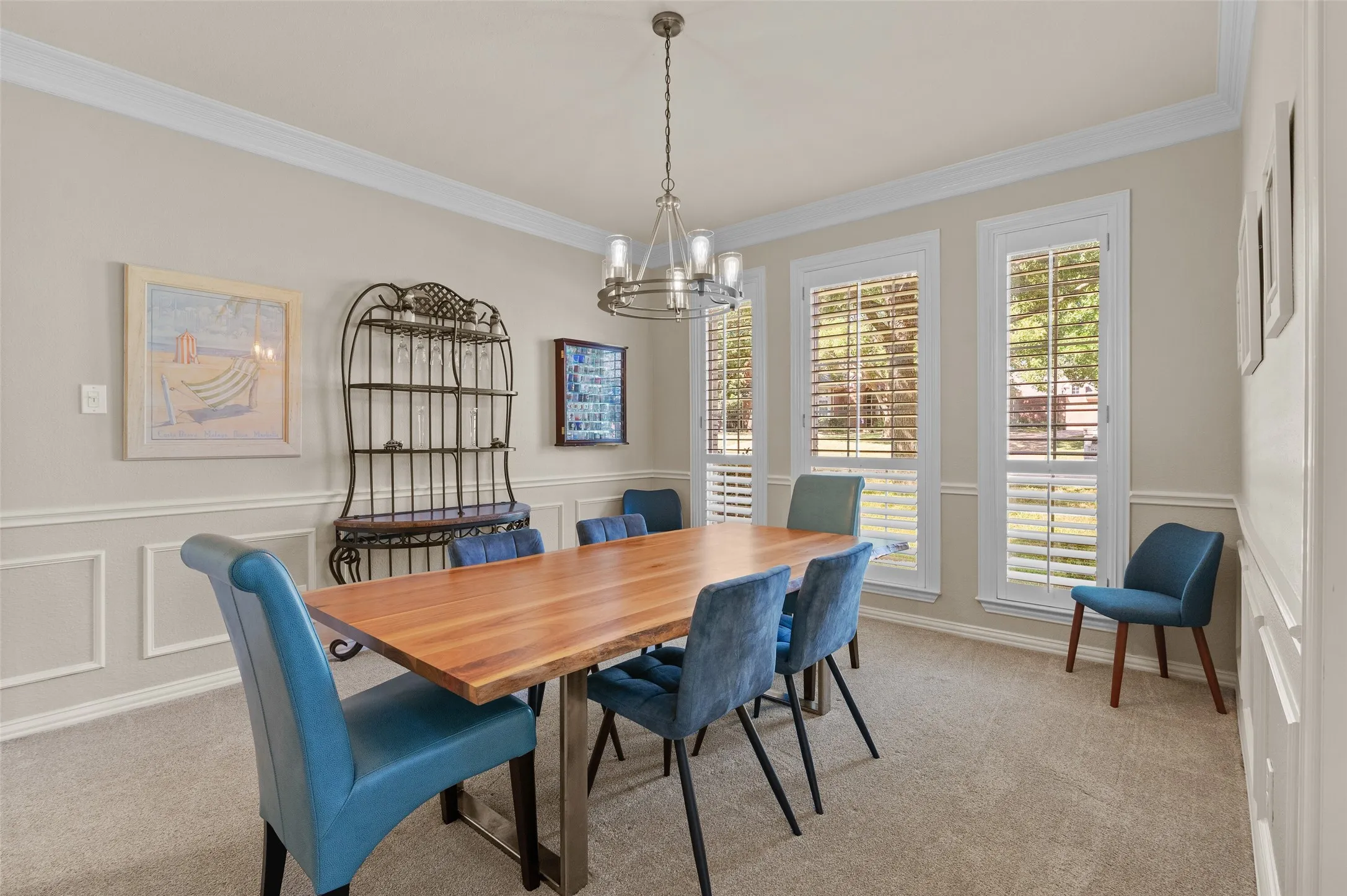 Formal dining room perfect for entertaining!